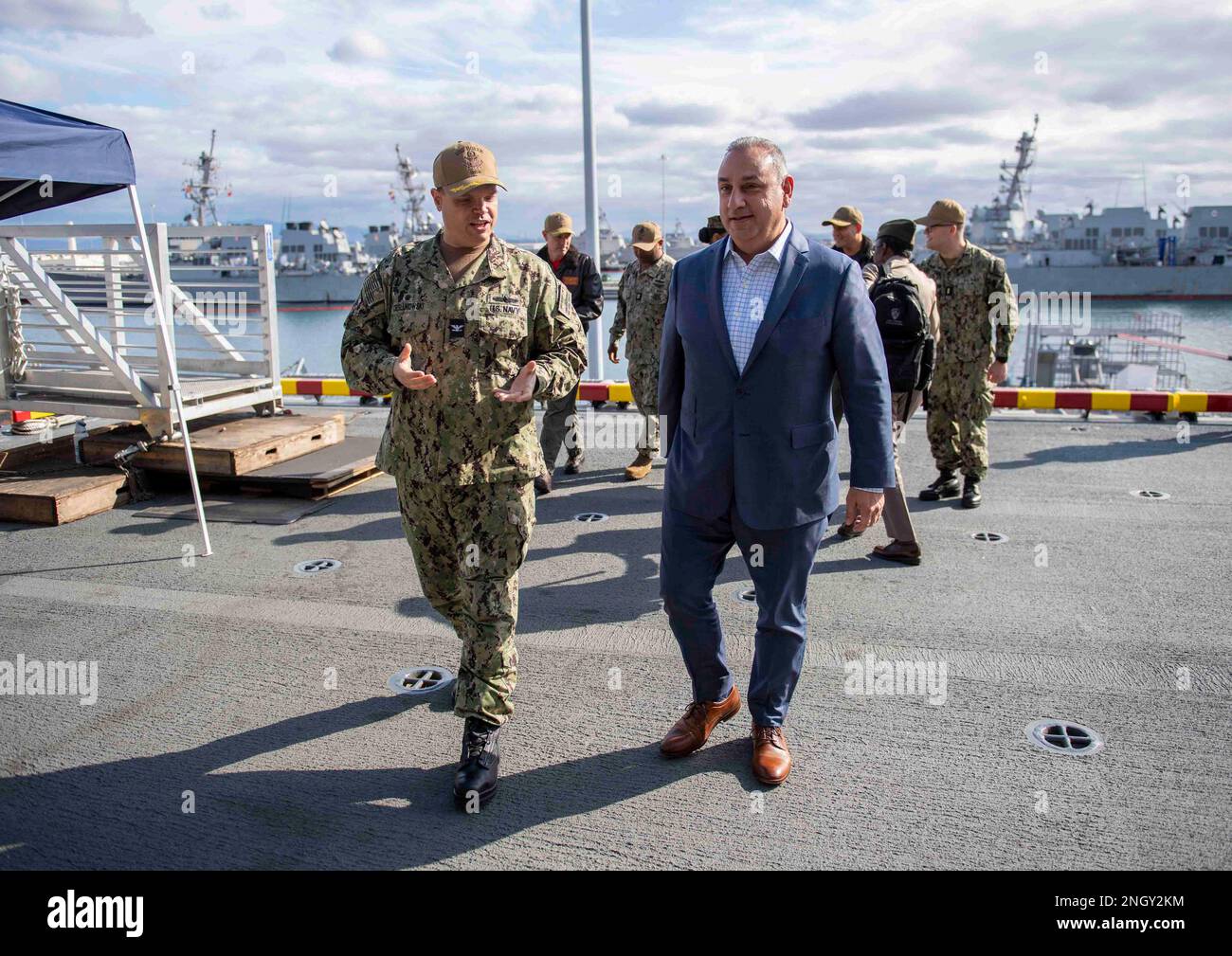 SAN DIEGO (1. Dezember 2022) Capt. Matthew W. Cieslukowski, kommandierender Offizier der USS Boxer (LHD 4), begleitet Gilbert R. Cisneros Jr., stellvertretender Verteidigungsminister für Personal und Bereitschaft, über das Quartett des Schiffes. Boxer ist ein amphibisches Sturmschiff der Wasp-Klasse, Homeportiert in San Diego. Stockfoto