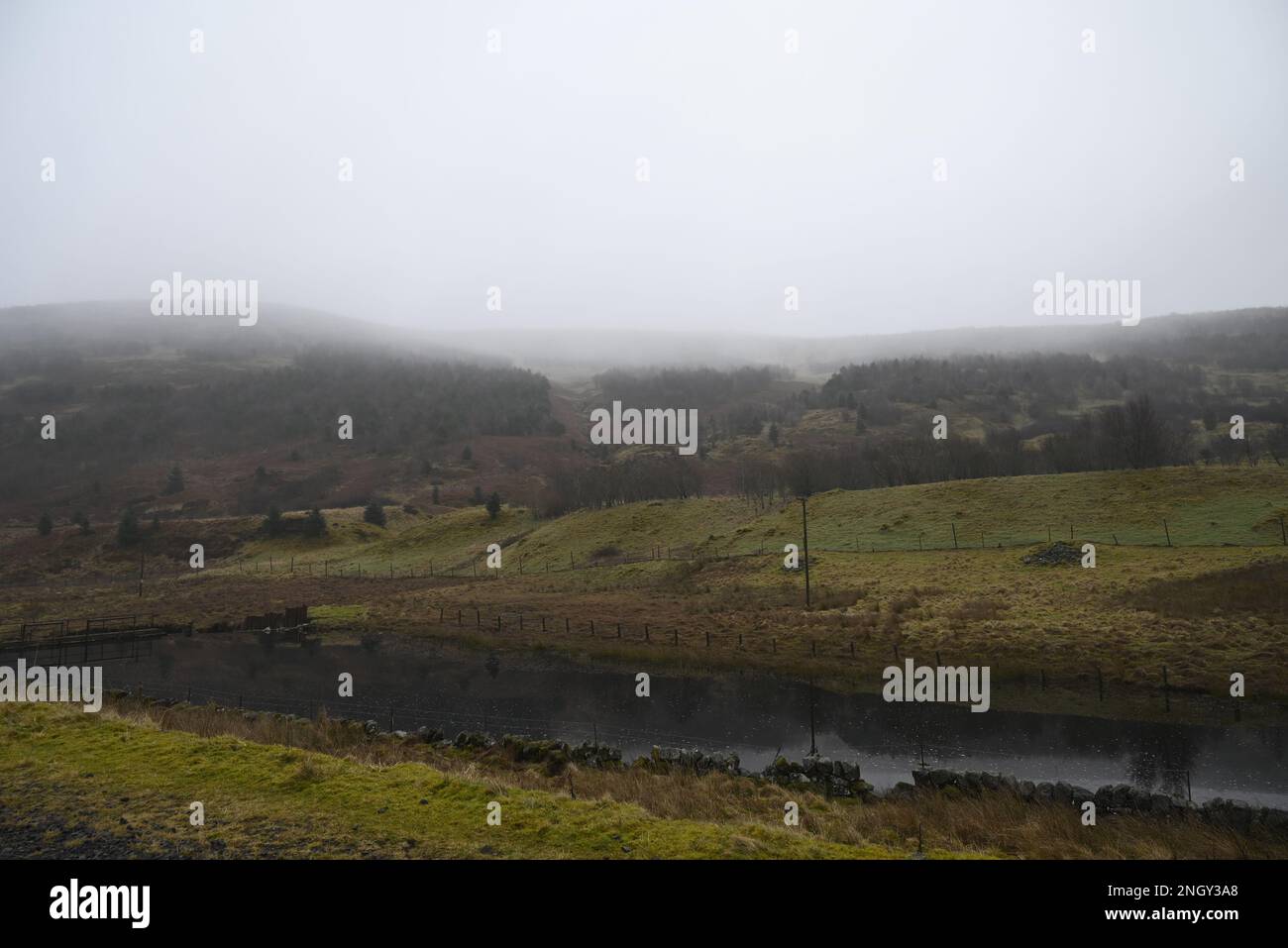 Glen Devon Moorland und Hügel im Nebel Stockfoto