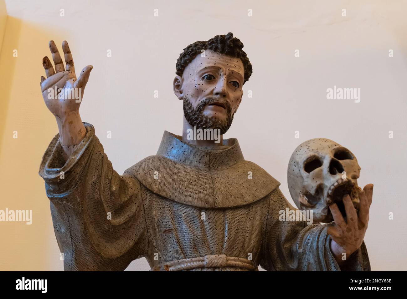 Polychrome Figur des Heiligen Franziskus von Assisi im El Museo de los Caminos im Episkopalpalast in Astorga, Leon, Spanien. Das Museum entlang Stockfoto