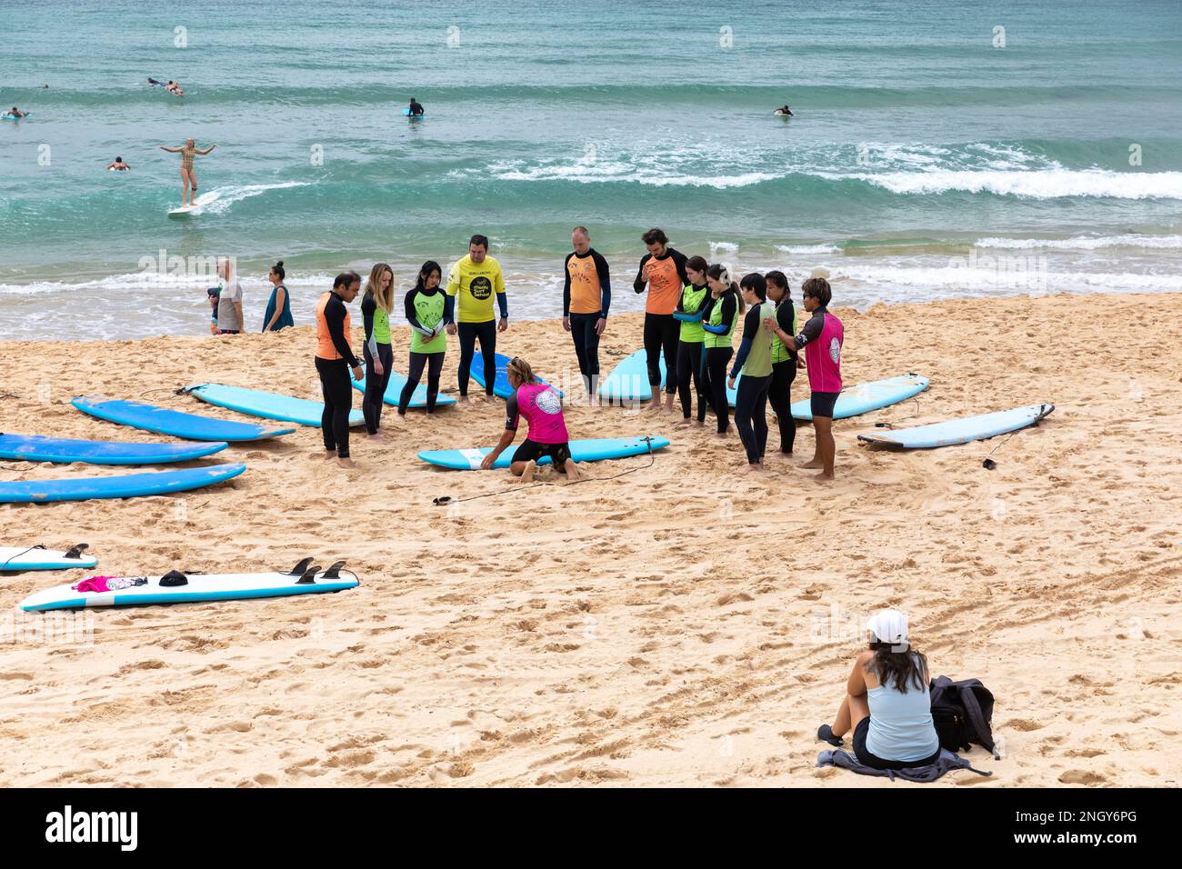 Surfunterricht für Anfänger in Manly Beach Sydney Australia bringt die Surfschule Manly Surf Menschen das Surfen bei Stockfoto