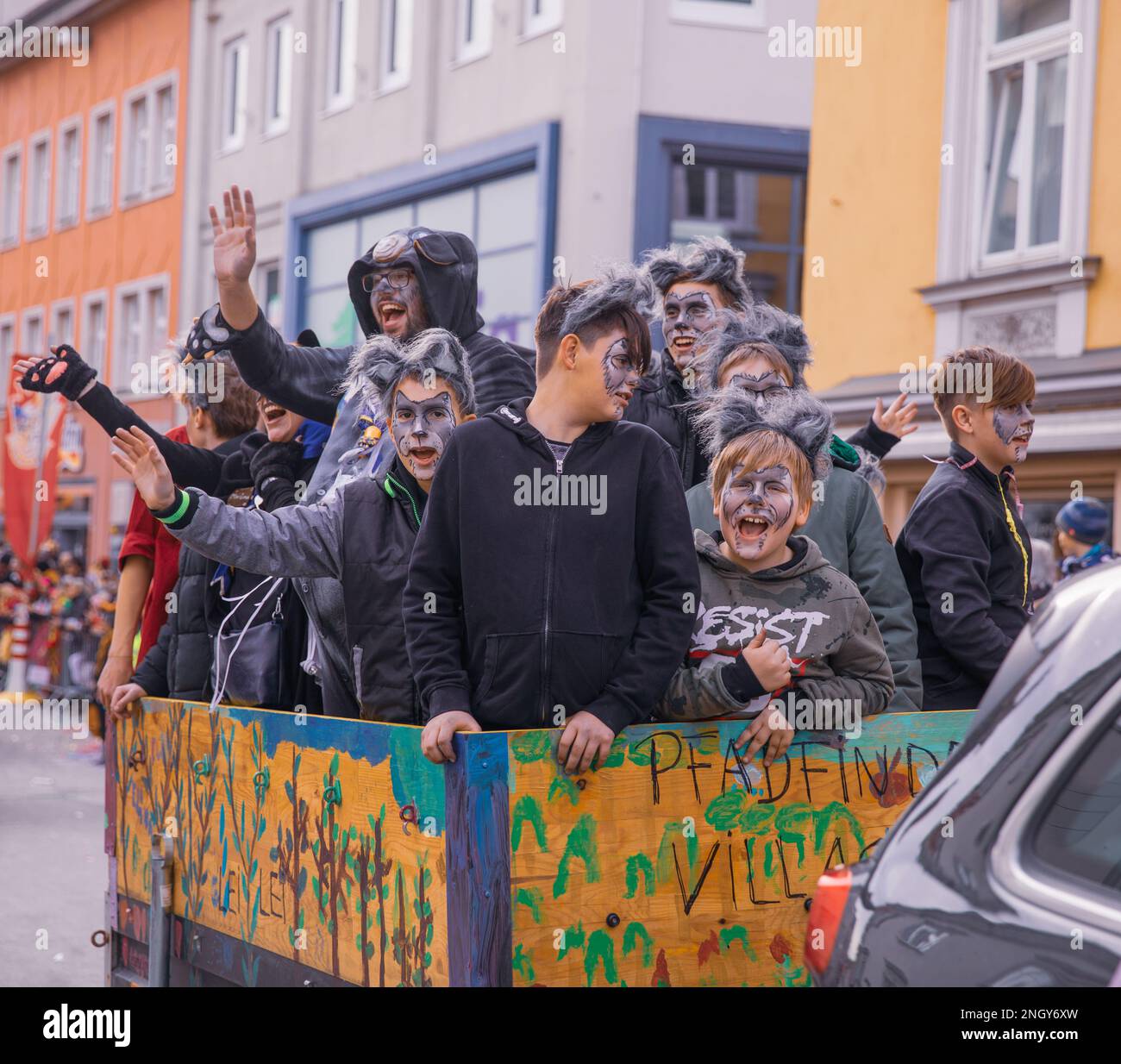 Villach, Österreich - 19. Februar 2023: Karneval in Villach, Fasching, Teilnehmer der jährlichen Parade tragen farbenfrohe Maskenbekleidung. Lei-Lei Stockfoto Villach, Österreich - 19. Februar 2023: Karneval in Villach, Fasching, Teilnehmer der jährlichen Parade tragen farbenfrohe Maskenbekleidung. Lei-Lei Stockfoto