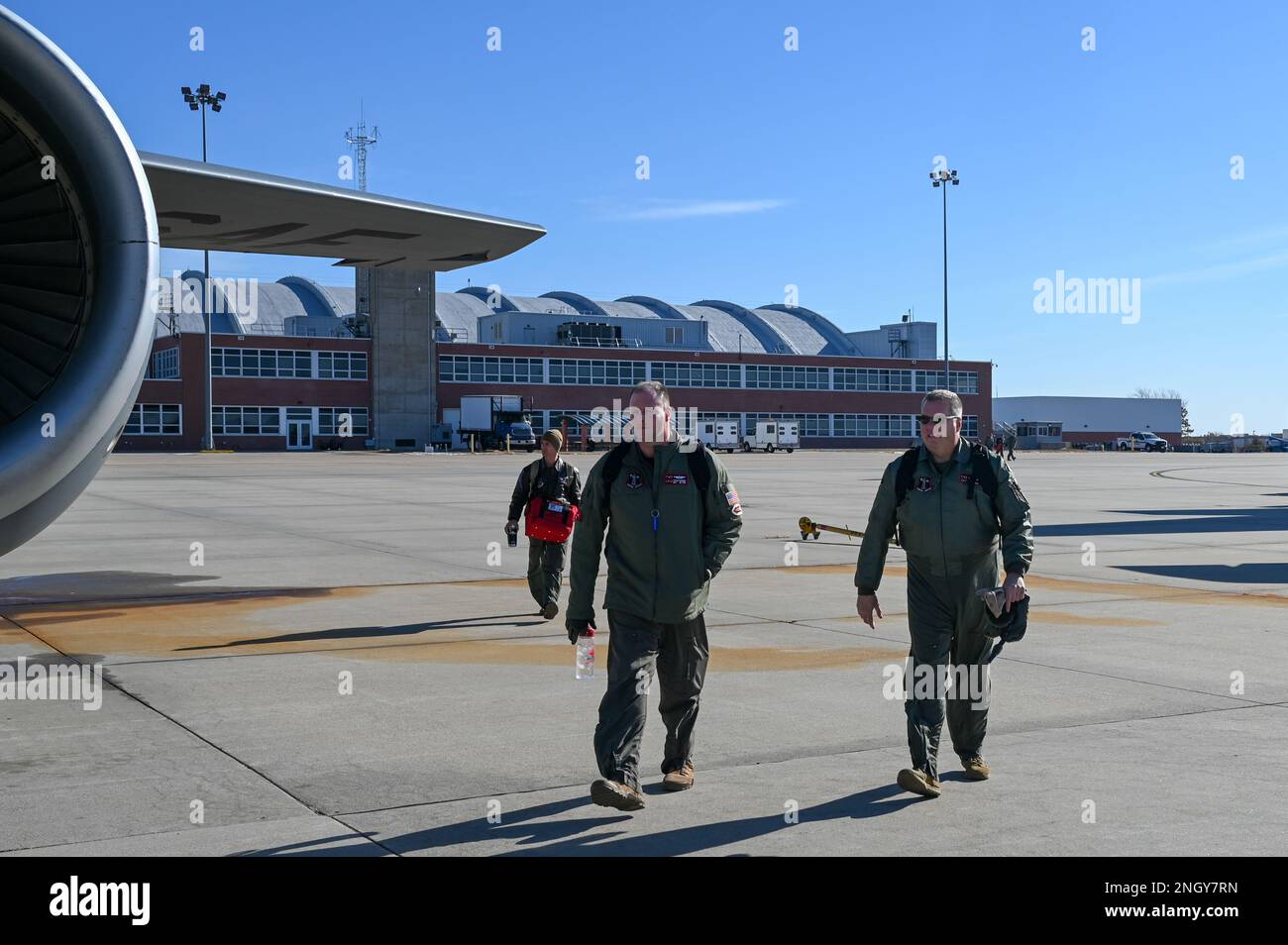 Tech Sgt. Chad Johnson, 155. Air Tanken Wing Wing Boom Operator folgt Major Tyler Piening und LT. Colonel Randal Douglas, 155. Air Tanken Wing Pilots, 1. Dezember 2022, während eines Mindestabschnitts in der Nähe von Lincoln, Neb. Das Flugzeug führt einen Elefantenspaziergang zur Landebahn durch und startet dann. Stockfoto