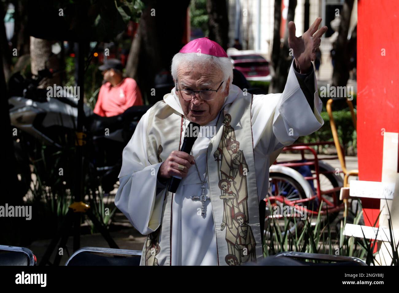 Mexiko-Stadt, Mexiko. 19. Februar 2023. 19. Februar 2023, Mexiko-Stadt, Mexiko: Erzbischof Emeritus Raul Vera veranstaltet eine Messe am Antimonument für die 65 toten Bergleute zum 17. Jahrestag der Tragödie der Mine Pasta de Conchos in Mexiko-Stadt, Mexiko. Am 19. Februar 2023 in Mexico City, Mexiko (Foto: Luis Barron/Eyepix Group/Sipa USA). Kredit: SIPA USA/Alamy Live News Stockfoto