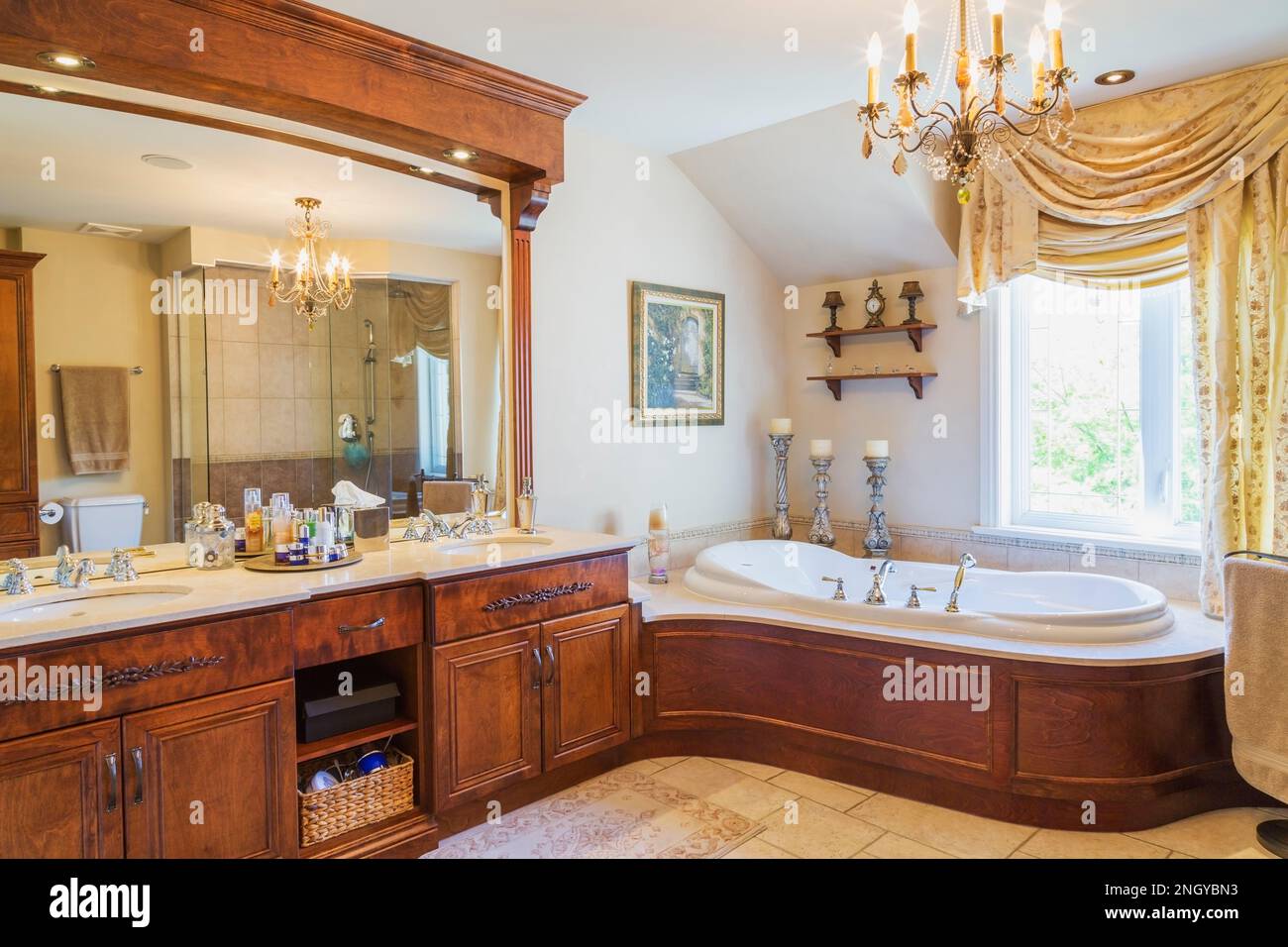 Holzschrank mit brauner Quarz-Arbeitsplatte und Waschbecken für ihn und sie in einem luxuriösen Haus. Stockfoto