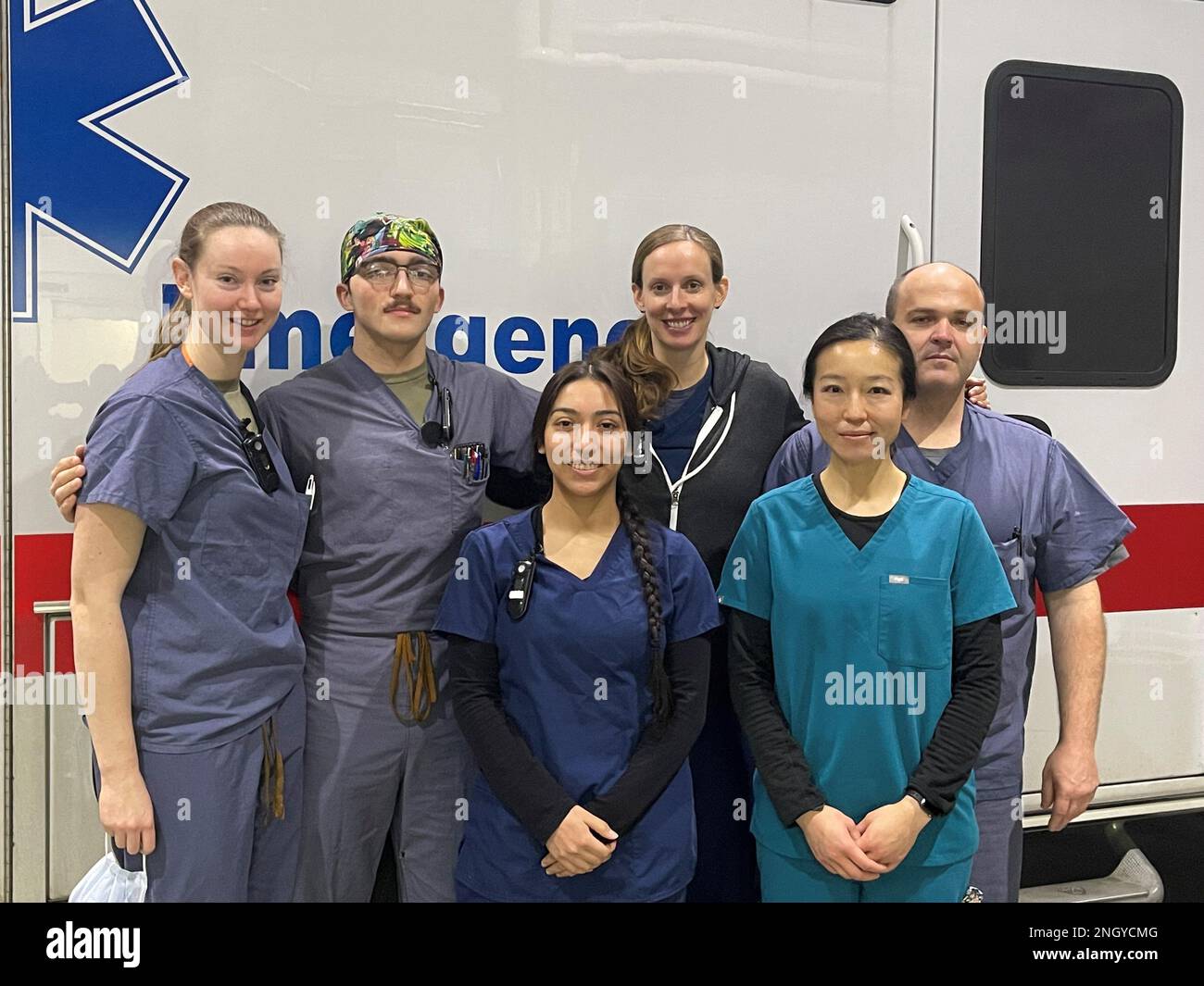 Ein Team von Soldaten und Zivilisten aus der Notaufnahme des Bassett Army Community Hospital setzte ihre Ausbildung am 1. Dezember in Aktion, als ein aktiver Soldat in Herznot in den Warteraum kam. Das Team in der Schicht hat die Diagnose gestellt, sich stabilisiert und den Patienten zu einer höheren Versorgungsstufe gebracht, die weit unter dem Zeitstandard für die Behandlung eines Herzinfarkts lag. Von links nach rechts: Capt. Mara Zedick, eingetragene Krankenschwester; SPC. Jimmy Hearne, Sanitäter; SPC. Ashliey Walker, sanitäter; Kelsey Meyer, Krankenschwester; Linda Meyers, Ärztin; Und Sergeant Williams Wayne, Sanitäter. Nicht auf dem Foto, SPC. Stockfoto