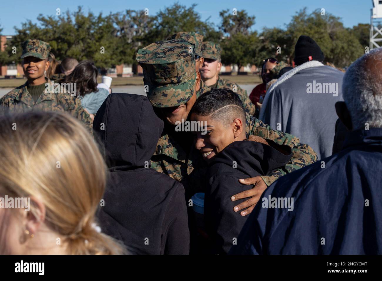 Marines von Delta Company, 1. Rekrutierungs-Bataillon, umarmen ihre Familien zum ersten Mal nach der Family Day Zeremonie auf Marine Corps rekrutieren Depot Parris Island, S.C. 1. Dezember 2022. Die Marines wurden freigelassen, um Zeit mit ihren Freunden und Familien zu verbringen. Stockfoto