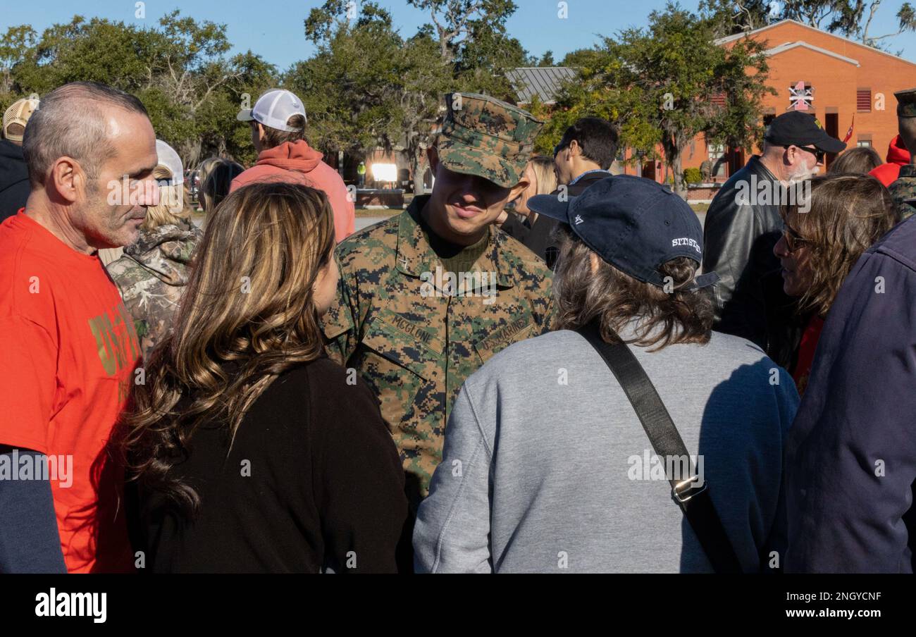 Marines von Delta Company, 1. Rekrutierungs-Bataillon, umarmen ihre Familien zum ersten Mal nach der Family Day Zeremonie auf Marine Corps rekrutieren Depot Parris Island, S.C. 1. Dezember 2022. Die Marines wurden freigelassen, um Zeit mit ihren Freunden und Familien zu verbringen. Stockfoto