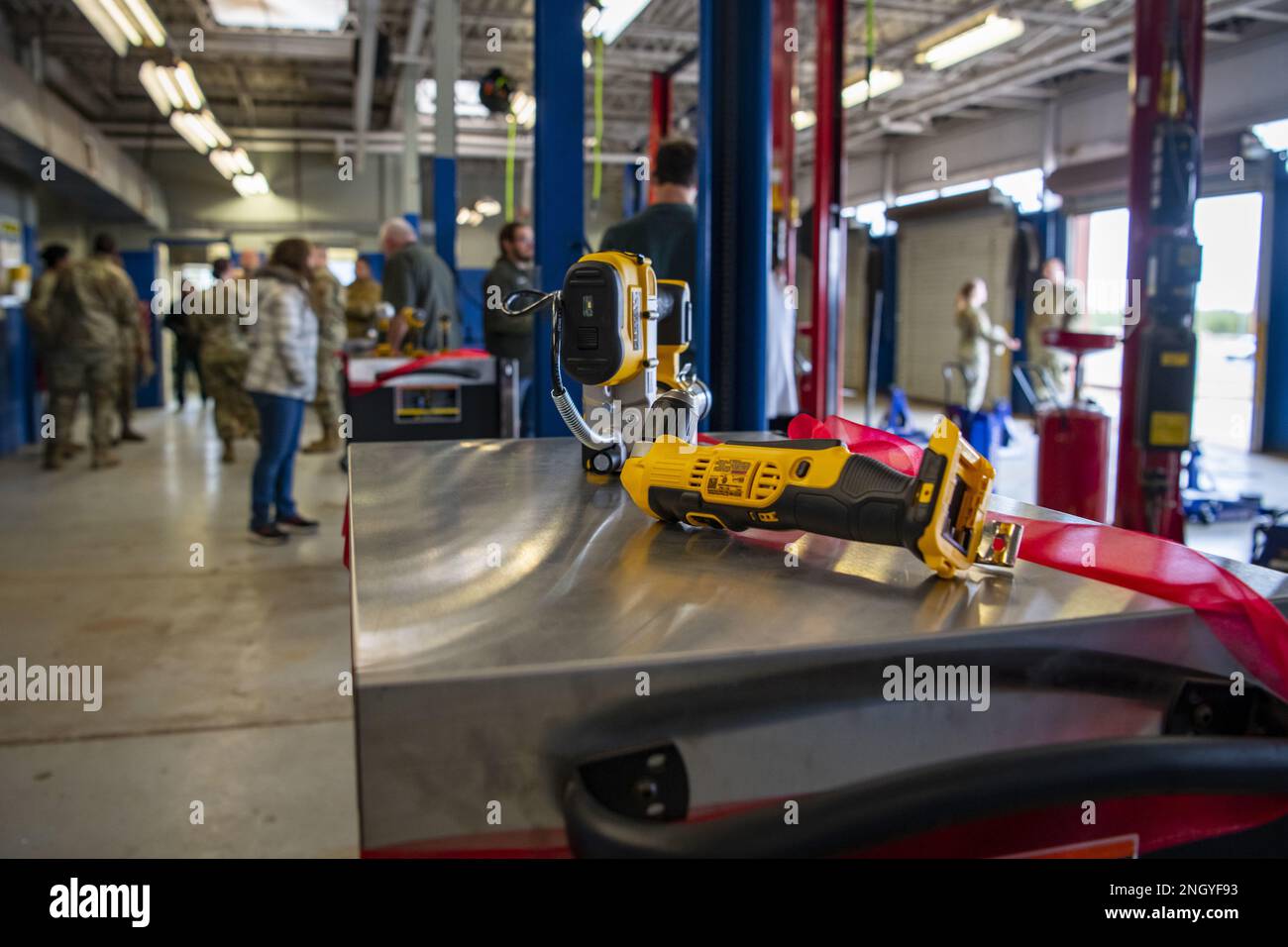 Während der großen Eröffnungszeremonie für den Dyess Auto Hobby Shop auf dem Luftwaffenstützpunkt Dyess, Texas, am 1. Dezember 2022 befindet sich ein Satz Elektrowerkzeuge auf einem Werkzeugkasten. Die multifunktionale Einrichtung bietet Fahrzeugdienstleistungen wie Inspektionen im Bundesstaat Texas, Ölwechsel, Austausch von Bremsbelägen, Lagereinheiten und vieles mehr. Stockfoto