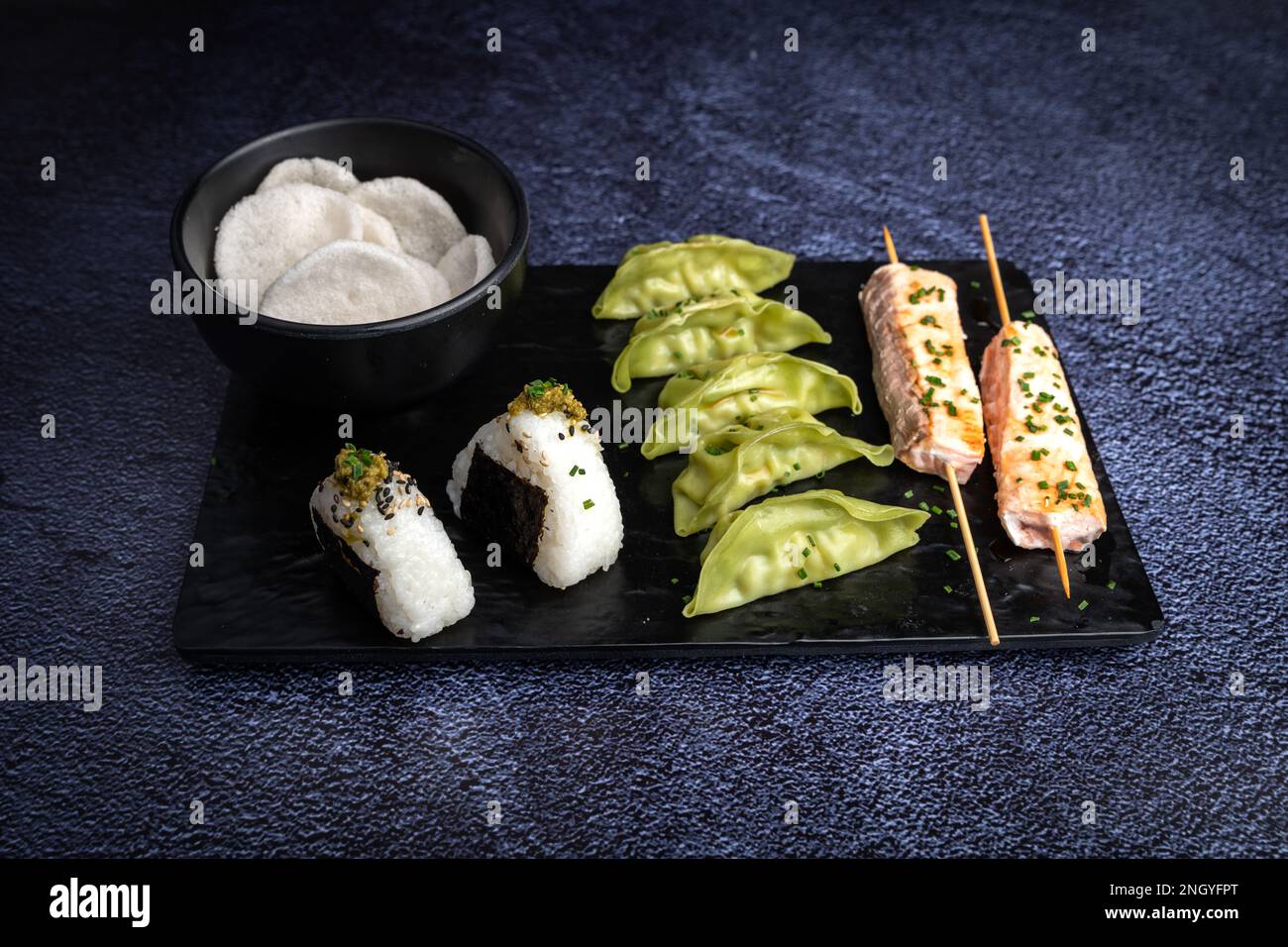 Chinesische Nudeln, Ravioli-Brochetten und frische sushis Stockfoto