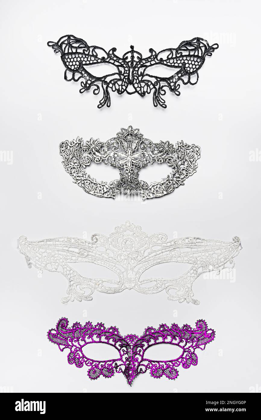 Spitzen-Fantasy-Masken mit verschiedenen Formen und Farben auf weißem Hintergrund Stockfoto
