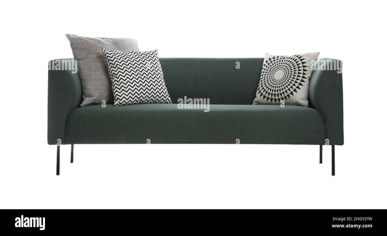 Komfortables grünes Sofa mit Kissen auf weißem Hintergrund. Wohnzimmermöbel Stockfoto
