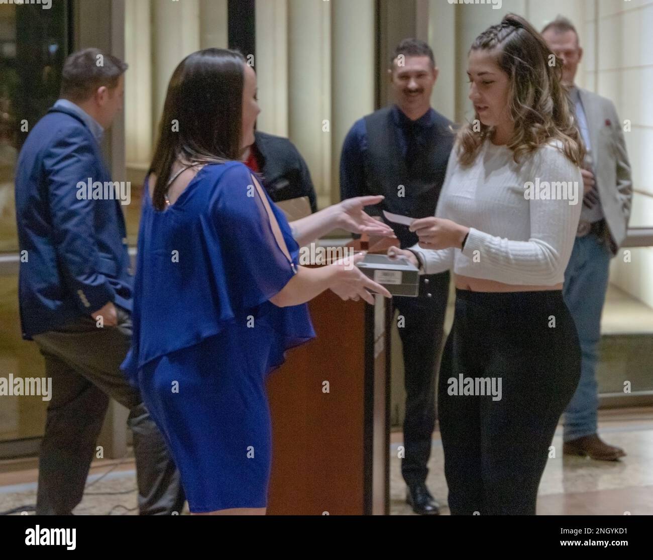 221201-N-MR862-075 OKLAHOMA CITY, OKLAHOMA (01. Dez. 2022) Strategic Communications Wing (SCW) 1 Morale, Welfare, and Recreation (MWR) Teammitglied Aviation Maintenance Administrationman Petty Officer 1. Class Crystal Moody präsentiert einem Matrosen den SCW-1 Holiday Gift Exchange am 01 2022. Dez. als Geschenk. SCW-1 ist ein Mieterkommando am Luftwaffenstützpunkt Tinker, der die nationale Sicherheit durch Abschreckung gegen gegensätzliche nukleare Ambitionen sicherstellt. Stockfoto