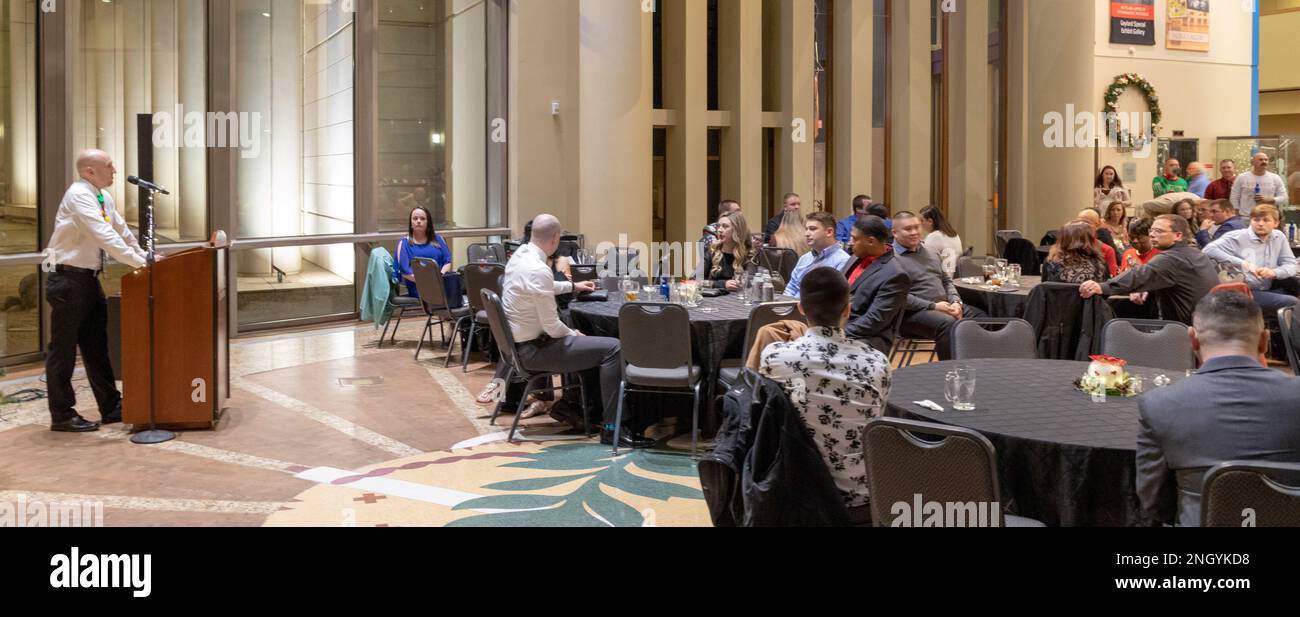 221201-N-MR862-022 OKLAHOMA CITY, OKLAHOMA (01. Dez. 2022) Kapitän Robert 'Skillz' Majoris, kommodore, Strategic Communications Wing (SCW) 1, hält einleitende Bemerkungen für Seeleute und Familien auf der Kommando-Feiertagsparty am 01. Dez. 2022. SCW-1 ist ein Mieterkommando am Luftwaffenstützpunkt Tinker, der die nationale Sicherheit durch Abschreckung gegen gegensätzliche nukleare Ambitionen sicherstellt. Stockfoto