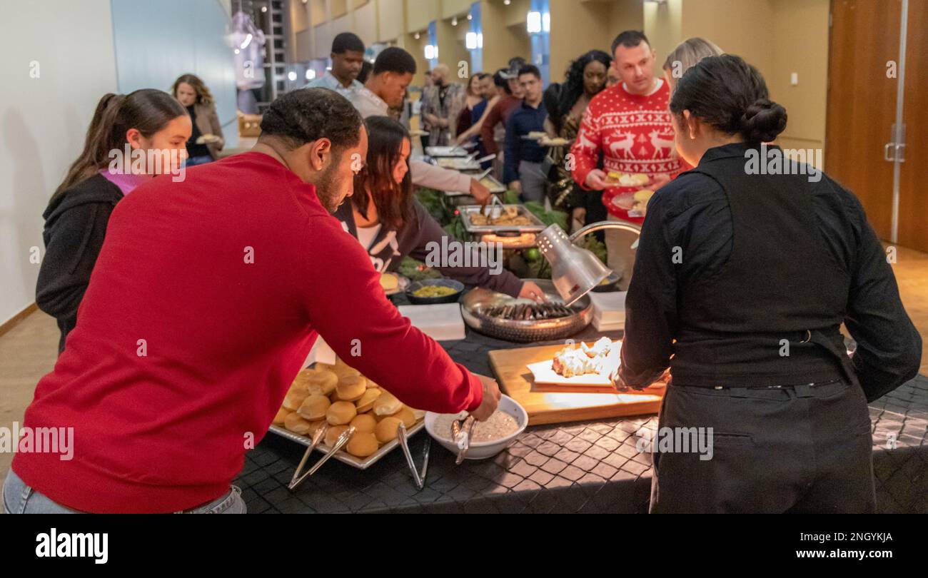 221201-N-MR862-137 OKLAHOMA CITY, OKLAHOMA (01. Dez. 2022) Strategic Communications Wing (SCW) 1 Seeleute, Zivilisten und Familien nehmen am Buffet Teil, das vom Personal des Oklahoma History Center auf der 2022 Annual Holiday Party am 01. Dez. 2022 angeboten wird. SCW-1 ist ein Mieterkommando am Luftwaffenstützpunkt Tinker, der die nationale Sicherheit durch Abschreckung gegen gegensätzliche nukleare Ambitionen sicherstellt. Stockfoto