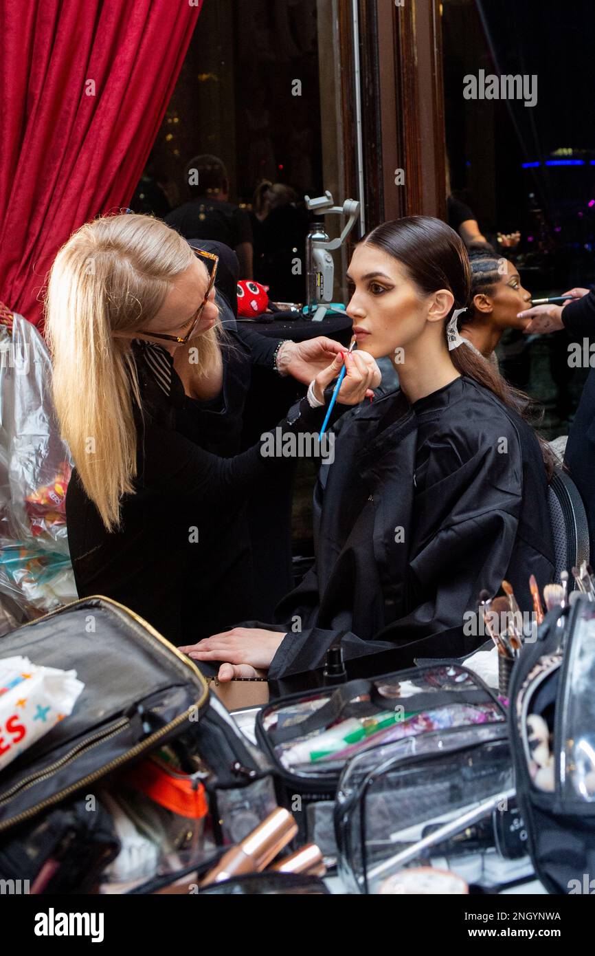 London, Großbritannien. Sonntag, 19. Februar 2023. Ein Modell hinter der Bühne bei der AADNEVIK AW23 Fashion Show im Royal Horseguards im Rahmen der London Fashion Week. Kredit: Katie Collins/EMPICS/Alamy Live News Stockfoto