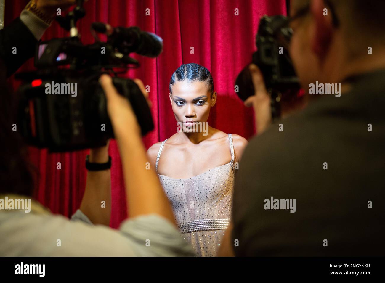 London, Großbritannien. Sonntag, 19. Februar 2023. Ein Modell hinter der Bühne bei der AADNEVIK AW23 Fashion Show im Royal Horseguards im Rahmen der London Fashion Week. Kredit: Katie Collins/EMPICS/Alamy Live News Stockfoto