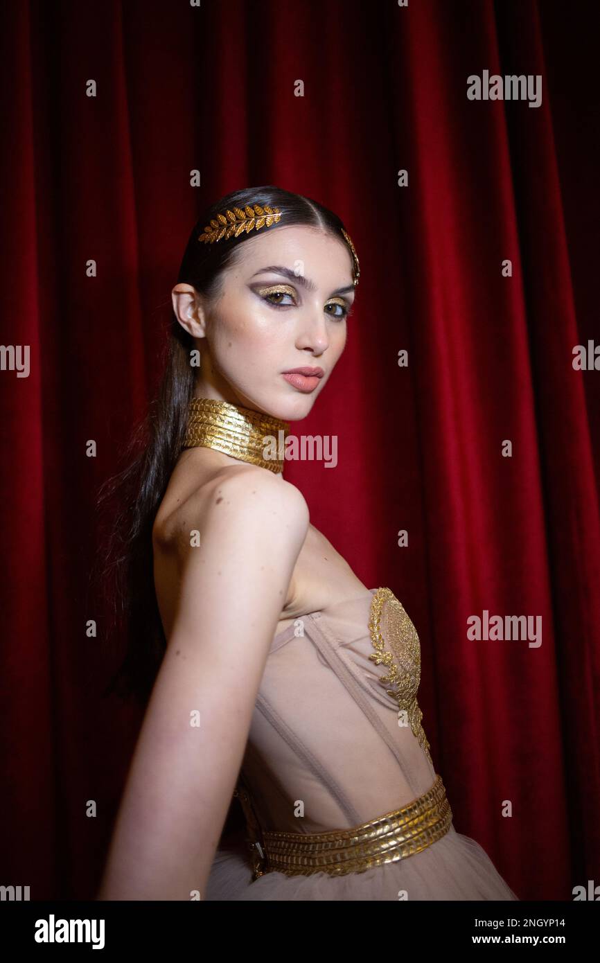 London, Großbritannien. Sonntag, 19. Februar 2023. Ein Modell hinter der Bühne bei der AADNEVIK AW23 Fashion Show im Royal Horseguards im Rahmen der London Fashion Week. Kredit: Katie Collins/EMPICS/Alamy Live News Stockfoto