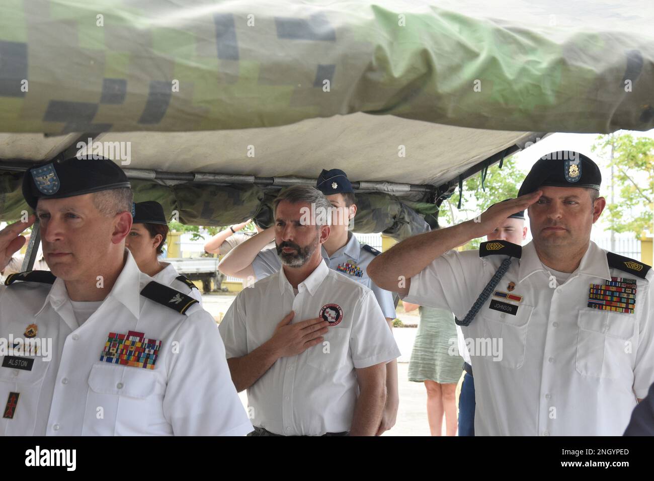 Oberst Jeffrey Alston, Befehlshaber des 32. Infanterie-Brigade-Kampfteams der Nationalgarde der Wisconsin Army (links), Greg Engle, Verwalter des Notfallmanagements in Wisconsin, Und Kommandoleiter Major Aaron Johnson salutiert, wie die Nationalhymnen von Papua-Neuguinea und den Vereinigten Staaten während der Unterzeichnung des Partnerschaftsabkommens mit der Nationalgarde am 2. Dezember in Port Moresby, Papua-Neuguinea, gespielt werden. Die Nationalgarde von Wisconsin führte vom 30. November bis zum 6. Dezember einen hochrangigen Leiter der National Guard State Partnership Exchange in Papua-Neuguinea durch. Foto der Nationalgarde von Wisconsin von Major Brian Faltinson Stockfoto