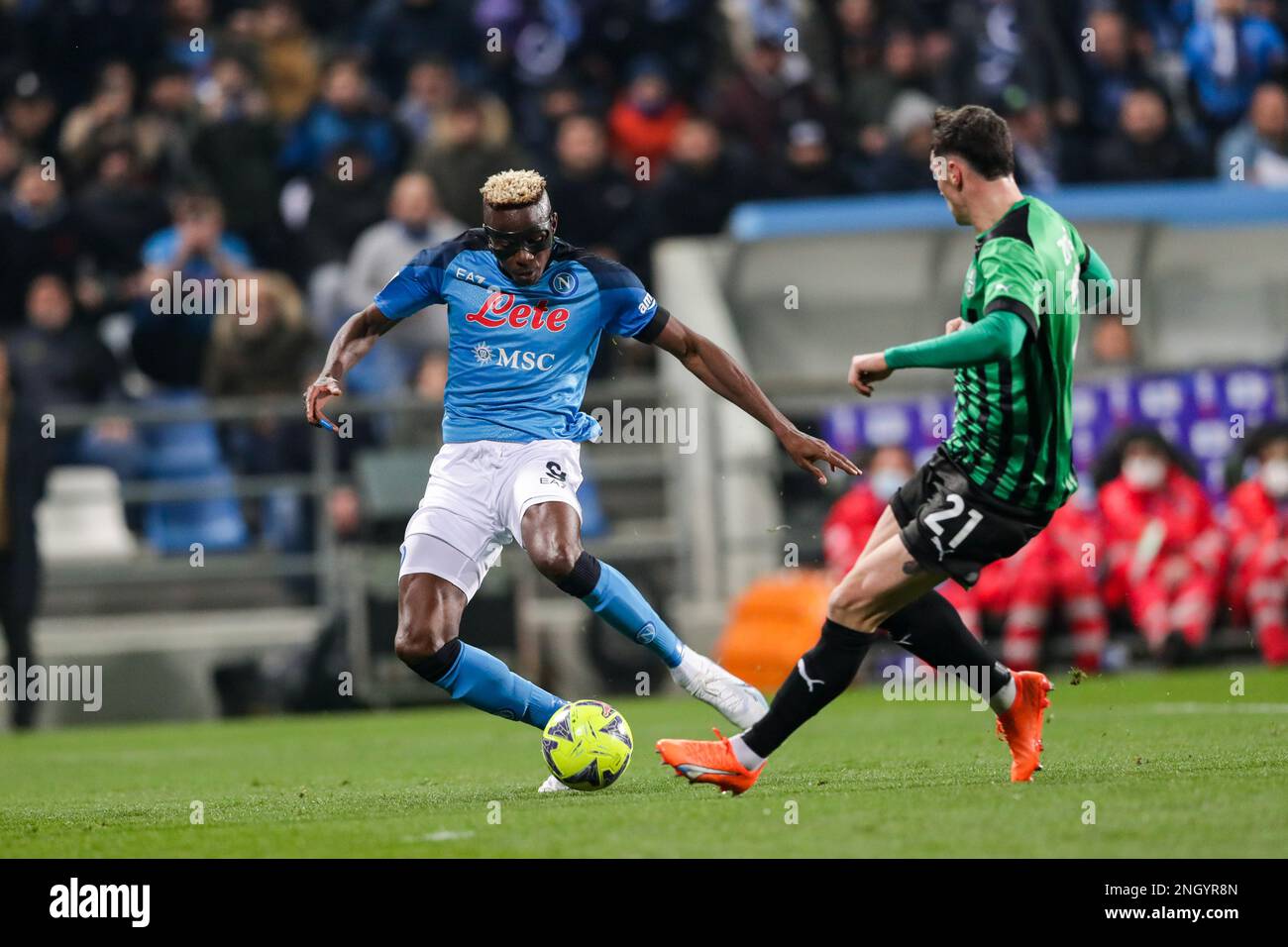 Reggio Emilia, Italien. 17. Februar 2023. Victor Osimhen von Neapel (L) und Nadir Zortea von Sassuolo (R) in Aktion während des FUSSBALLSPIELS SERIE A Tim 2022/23 zwischen US Sassuolo Calcio und SSC Napoli im Mapei Stadium. Endstand: Sassuolo 0:2 Napoli. Kredit: SOPA Images Limited/Alamy Live News Stockfoto