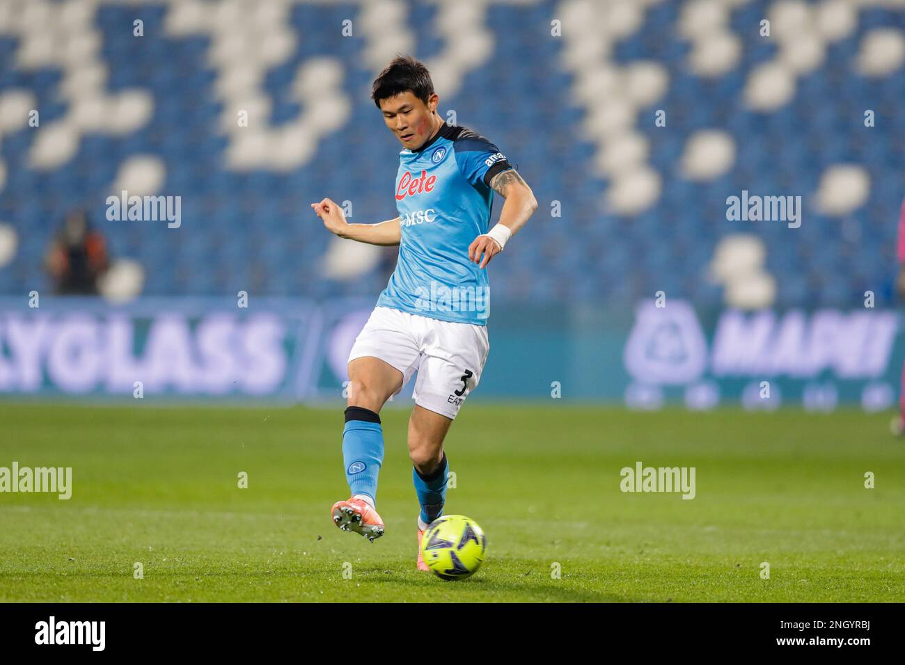 Reggio Emilia, Italien. 17. Februar 2023. Min-jae Kim aus Neapel beim FUSSBALLSPIEL DER SERIE A Tim 2022/23 zwischen US Sassuolo Calcio und SSC Napoli im Mapei Stadium in Aktion gesehen. Endstand: Sassuolo 0:2 Napoli. Kredit: SOPA Images Limited/Alamy Live News Stockfoto