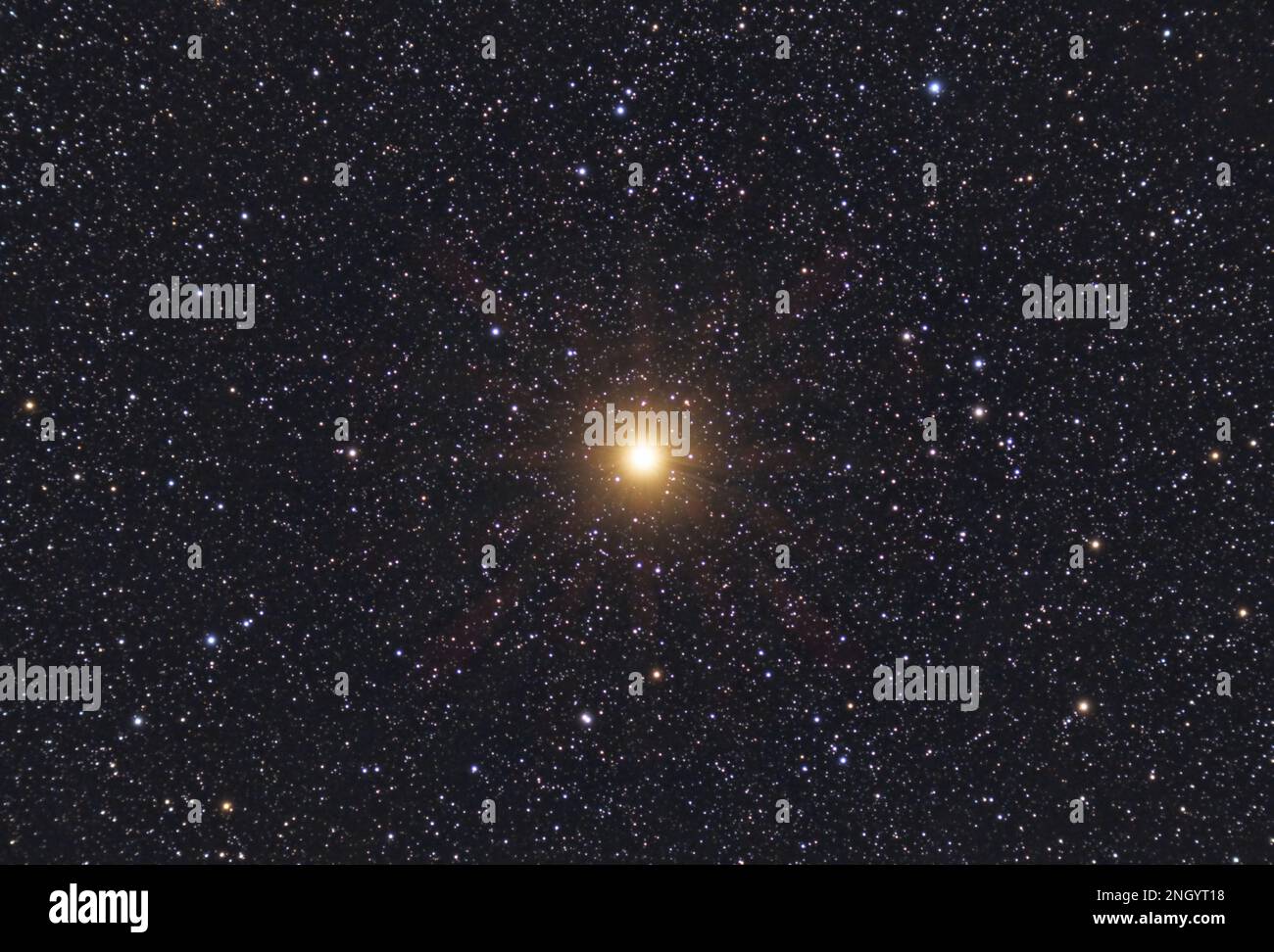 Betelgeuse, ein roter Superstar im Sternbild Orion. Sternenkarte Nachthimmel Hintergrund Stockfoto