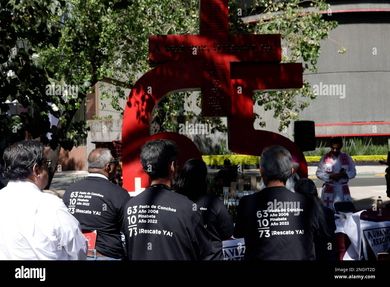 Mexiko-Stadt, Mexiko. 19. Februar 2023. Angehörige und Aktivisten am Antimonument der 65 Bergleute, die anlässlich des 17. Jahrestages der Tragödie der Mine Pasta de Conchos in Mexiko-Stadt, Mexiko, getötet wurden. Kredit: ZUMA Press, Inc./Alamy Live News Stockfoto