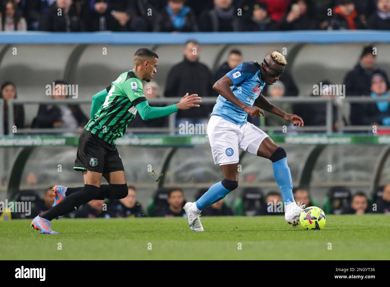 Ruan Tressoldi von Sassuolo (L) und Victor Osimhen von Neapel (R) in Aktion während des FUSSBALLSPIELS SERIE A Tim 2022/23 zwischen US Sassuolo Calcio und SSC Napoli im Mapei Stadium. Endstand: Sassuolo 0:2 Napoli. (Foto: Grzegorz Wajda / SOPA Images/Sipa USA) Stockfoto