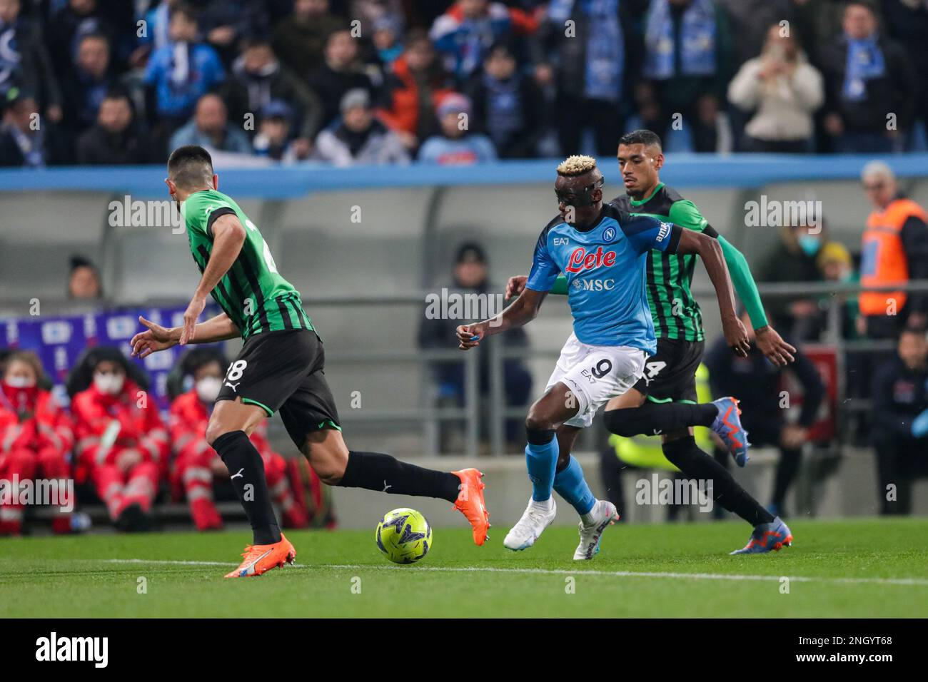 Reggio Emilia, Italien. 17. Februar 2023. Martin Eric von Sassuolo (L) Victor Osimhen von Neapel (C) und Ruan Tressoldi von Sasuolo (R) in Aktion während des FUSSBALLSPIELS DER SERIE A Tim 2022/23 zwischen US Sassuolo Calcio und SSC Napoli im Mapei Stadium. Endstand: Sassuolo 0:2 Napoli. (Foto: Grzegorz Wajda/SOPA Images/Sipa USA) Guthaben: SIPA USA/Alamy Live News Stockfoto