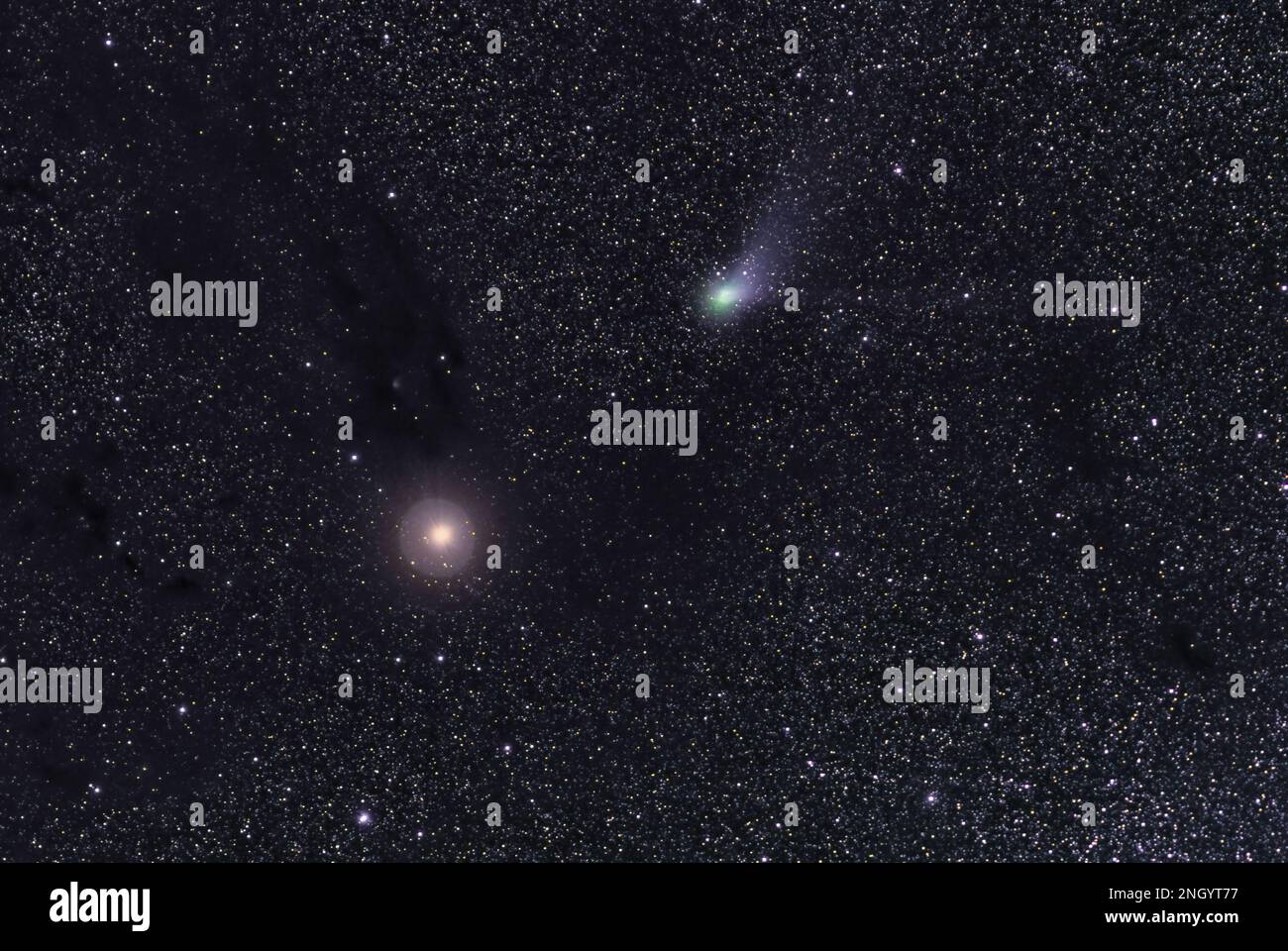 Die Verbindung zwischen COMET C/2022 E3 (ZTF) und Mars am 10. Februar 2023, aufgenommen mit einem 135-mm-Teleobjektiv Stockfoto