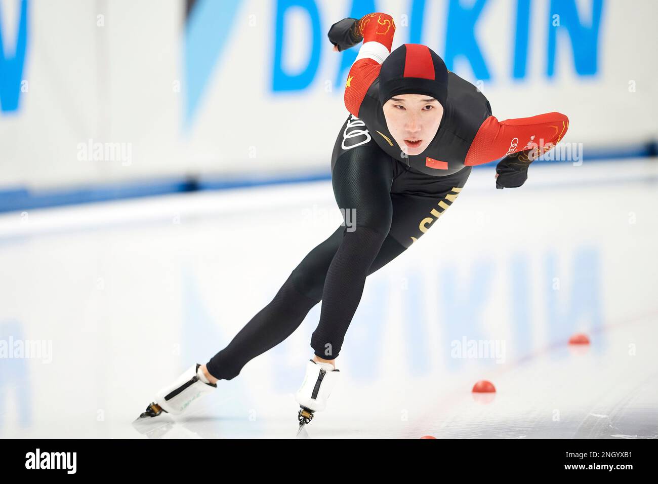 Tomaszow Mazowiecki, Polen. 19. Februar 2023. Han Mei aus China tritt am 19. Februar 2023 bei der ISU Speed Skating World Cup in Tomaszow Mazowiecki, Polen, in der 1000m. Division A an. Kredit: Rafal Oleksiewicz/Xinhua/Alamy Live News Stockfoto