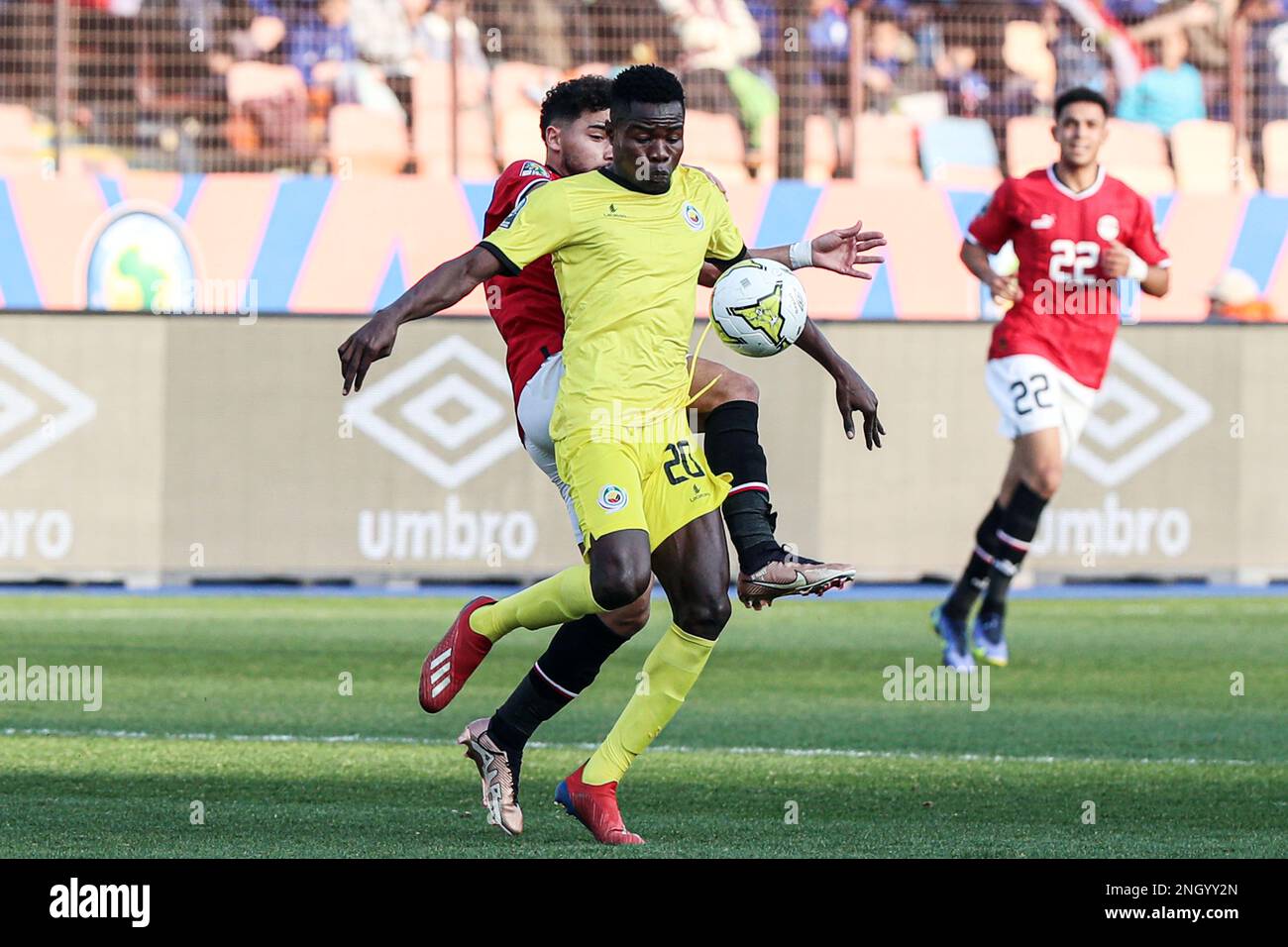 Kairo, Ägypten. 19. Februar 2023. Ezequiel Machava (Front) von Mosambik tritt während des Group-A-Spiels zwischen Ägypten und Mosambik am 19. Februar 2023 2023 beim CAF (Confederation of African Football) U-20 Africa Cup of Nations in Kairo, Ägypten, an. Kredit: Ahmed Gomaa/Xinhua/Alamy Live News Stockfoto