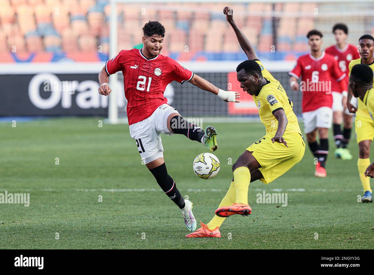 Kairo, Ägypten. 19. Februar 2023. Rafaat Khalil (L) aus Ägypten tritt mit Calilo Traore aus Mosambik während des Group-A-Spiels zwischen Ägypten und Mosambik auf dem 2023 CAF (Confederation of African Football) U-20 Africa Cup of Nations in Kairo (Ägypten) am 19. Februar 2023 in Wettbewerb. Kredit: Ahmed Gomaa/Xinhua/Alamy Live News Stockfoto