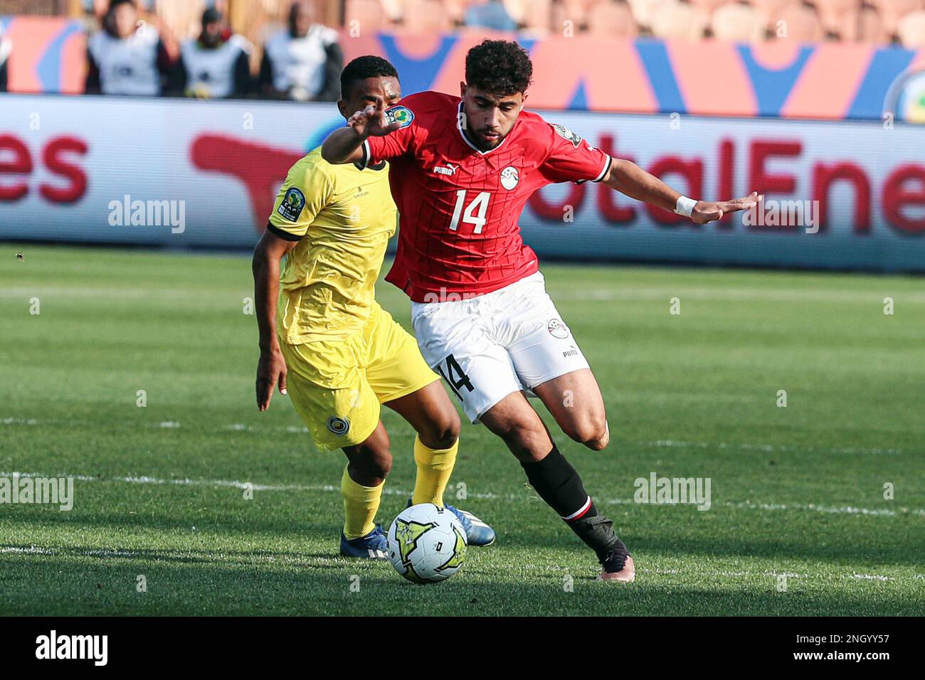 Kairo, Ägypten. 19. Februar 2023. Maged Abdel Rahman (R) aus Ägypten tritt während des Group-A-Spiels zwischen Ägypten und Mosambik am 19. Februar 2023 2023 beim CAF (Confederation of African Football) U-20 Africa Cup of Nations in Kairo, Ägypten, an. Kredit: Ahmed Gomaa/Xinhua/Alamy Live News Stockfoto