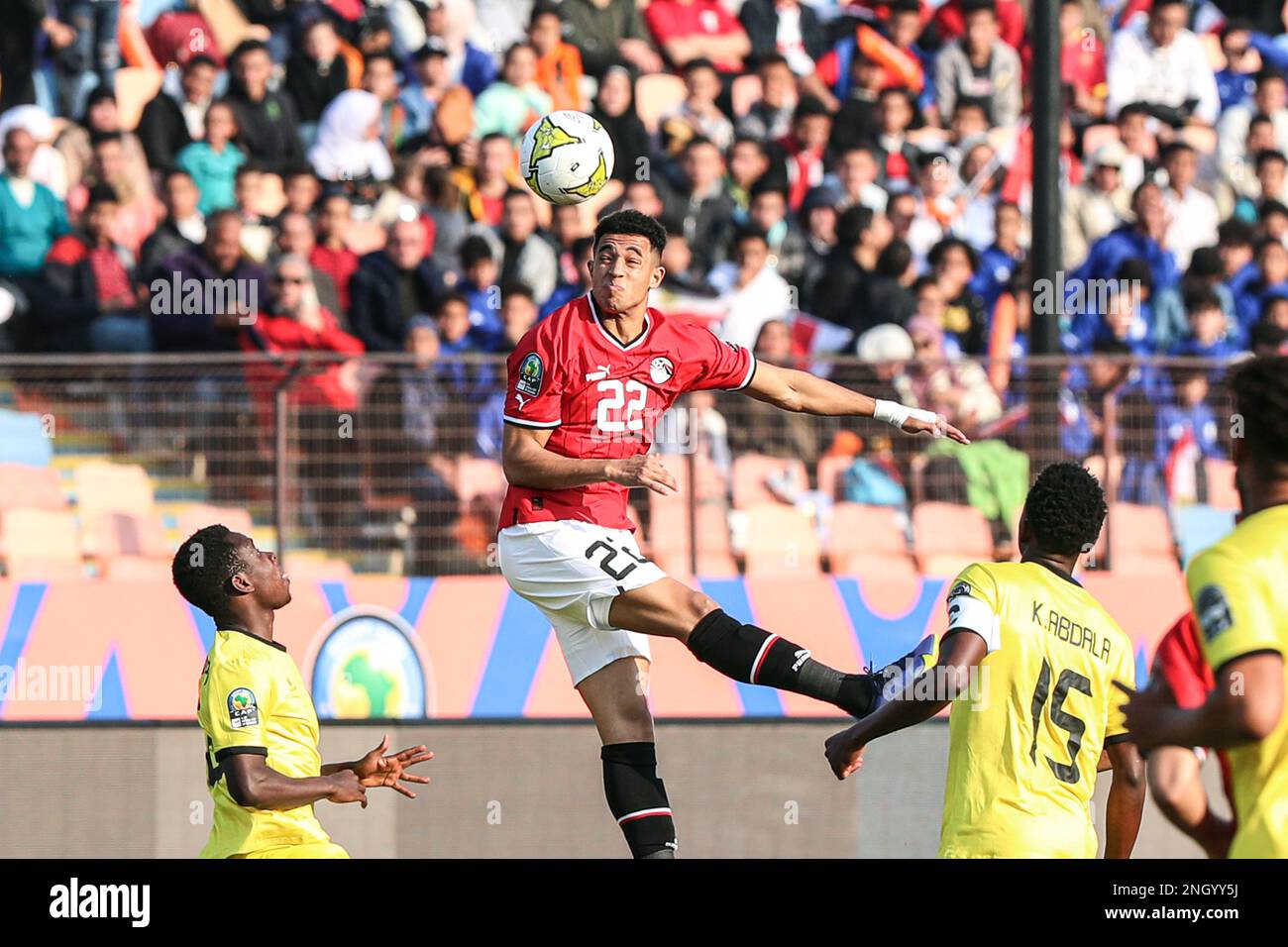 Kairo, Ägypten. 19. Februar 2023. Khaled Awad (oben) aus Ägypten tritt während des Group A-Spiels zwischen Ägypten und Mosambik am 19. Februar 2023 2023 beim CAF (Confederation of African Football) U-20 Africa Cup of Nations in Kairo, Ägypten, an. Kredit: Ahmed Gomaa/Xinhua/Alamy Live News Stockfoto