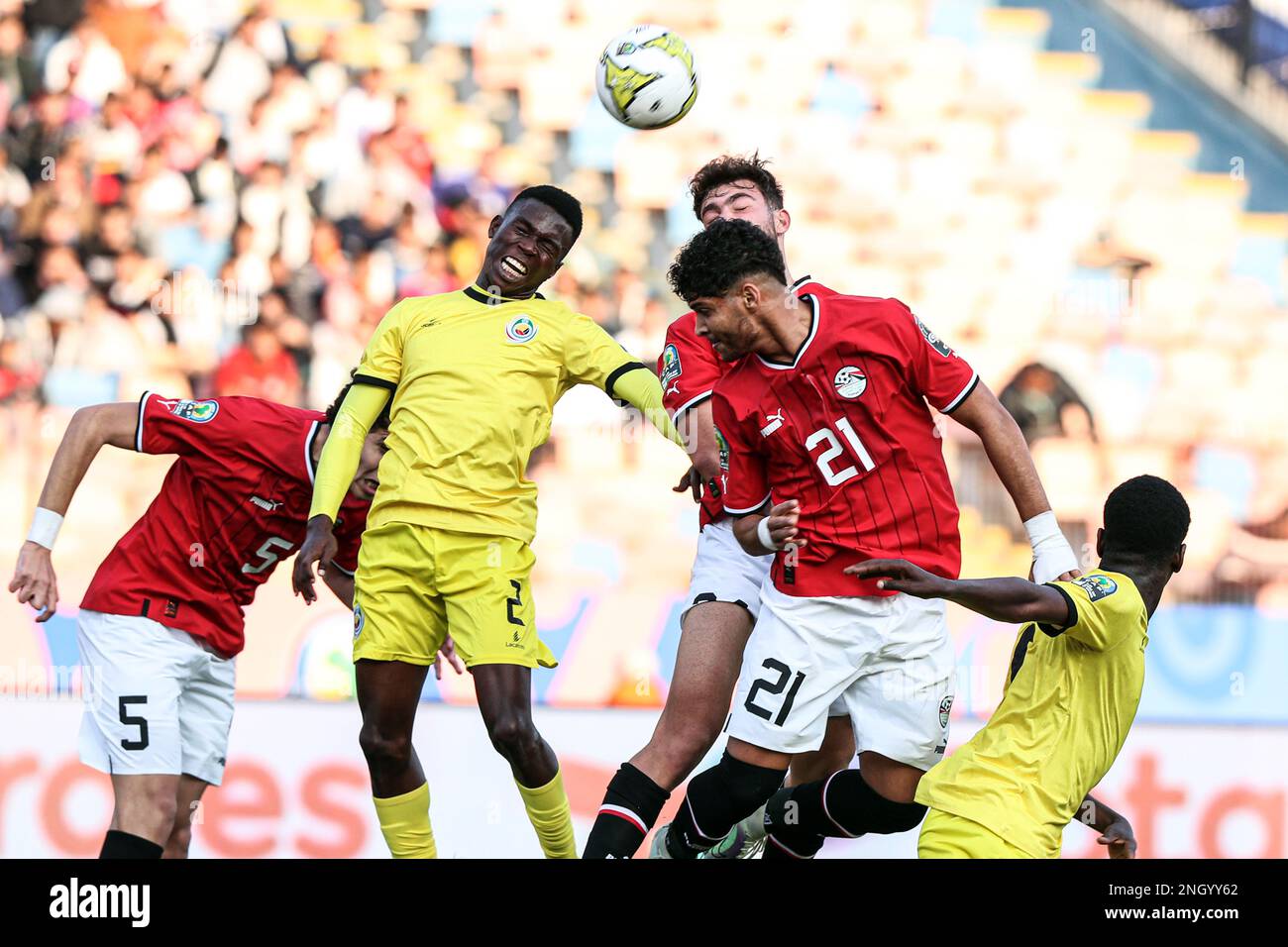Kairo, Ägypten. 19. Februar 2023. Atilio (2. l) aus Mosambik tritt während des Group-A-Spiels zwischen Ägypten und Mosambik am 19. Februar 2023 2023 beim CAF (Confederation of African Football) U-20 Africa Cup of Nations in Kairo (Ägypten) an. Kredit: Ahmed Gomaa/Xinhua/Alamy Live News Stockfoto