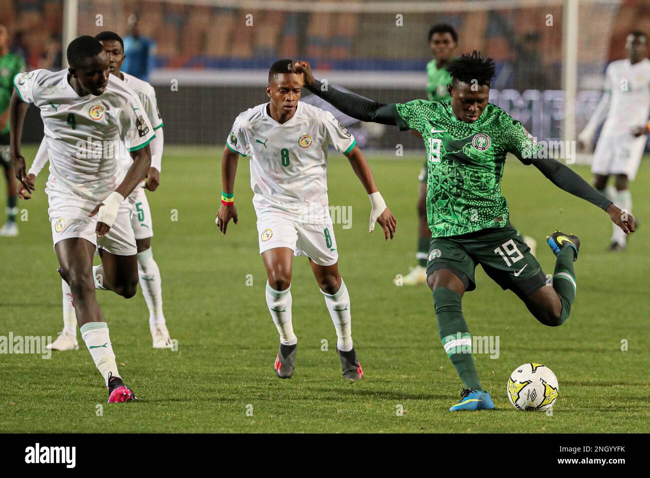 Kairo, Ägypten. 19. Februar 2023. Adams Alade (Front R) aus Nigeria schießt während des Group-A-Spiels zwischen Senegal und Nigeria am 19. Februar 2023 2023 beim CAF (Confederation of African Football) U-20 Africa Cup of Nations in Kairo, Ägypten. Kredit: Ahmed Gomaa/Xinhua/Alamy Live News Stockfoto