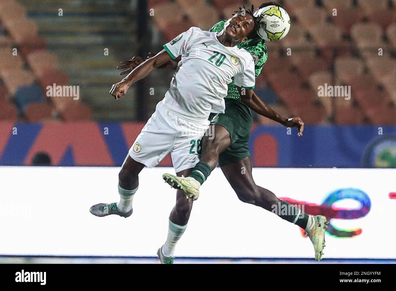 Kairo, Ägypten. 19. Februar 2023. Pape Diop (Front) von Senegal tritt während des Group A-Spiels zwischen Senegal und Nigeria am 19. Februar 2023 2023 beim CAF (Confederation of African Football) U-20 Africa Cup of Nations in Kairo, Ägypten, an. Kredit: Ahmed Gomaa/Xinhua/Alamy Live News Stockfoto