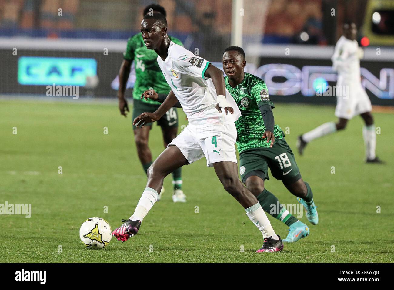 Kairo, Ägypten. 19. Februar 2023. Mamadou Lamine Camara (Front) von Senegal tritt während des Gruppenteams A zwischen Senegal und Nigeria am 19. Februar 2023 2023 beim CAF (Confederation of African Football) U-20 Africa Cup of Nations in Kairo, Ägypten, an. Kredit: Ahmed Gomaa/Xinhua/Alamy Live News Stockfoto