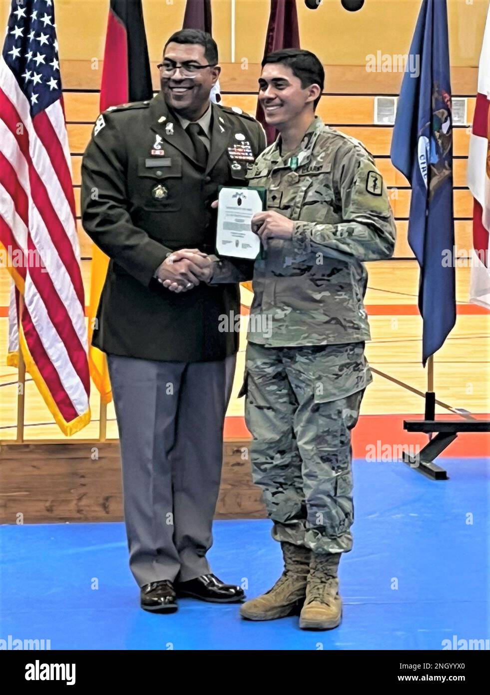 Oberst Jordan Henderson, Befehlshaber der Medizinischen Brigade 30., gratuliert SPC. Lake Goo zum Gewinn des 2022 Best Medic Competition, der vom 28. November bis 2. Dezember in Baumholder stattfindet. SPC. Goo und sein Teamkollege, Staff Sgt. Kyle Kraft, vertreten 30. Medical Brigade bei der Army-Wide Best Medic Competition, die vom 23. Bis 27. Januar in Ft Polk stattfindet. SPC. Goo ist dem 519. Krankenhaus-Center zugeteilt. Stockfoto