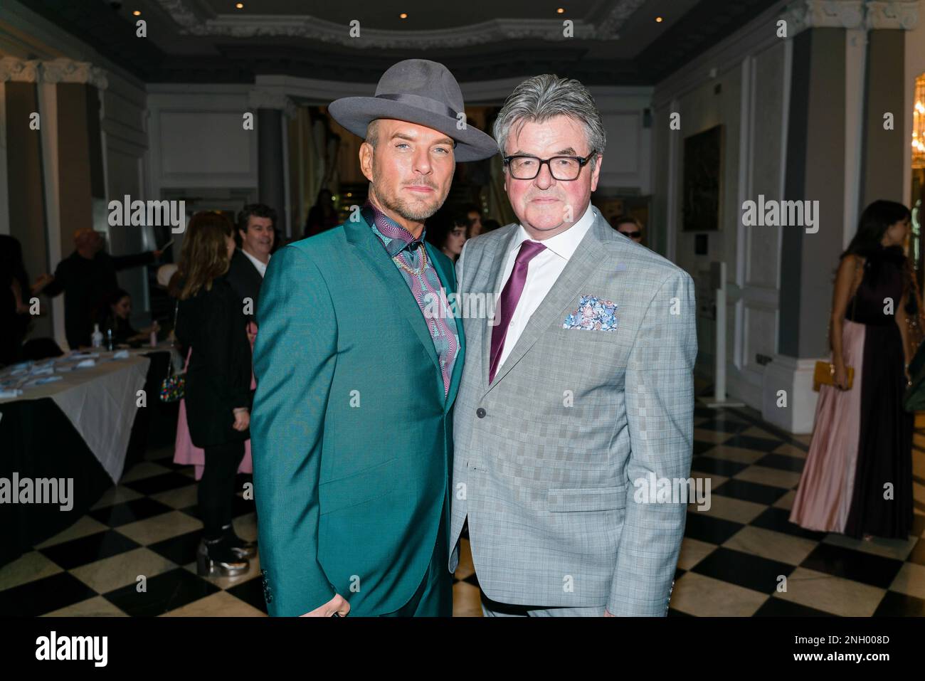 London, Großbritannien. 17. Februar 2023. (L-R) Matt Goss und Gast der Icon Awards Dies sind Icon Awards, die Teil der London Fashion Week sind, veranstalteten am 17. Februar im De Vere Grand Connaught Rooms London eine Gala mit den Prominenten-Preisen, die von Buzz Talent für die Wohltätigkeitsorganisation Prost8organized vergeben wurden. Kredit: SOPA Images Limited/Alamy Live News Stockfoto