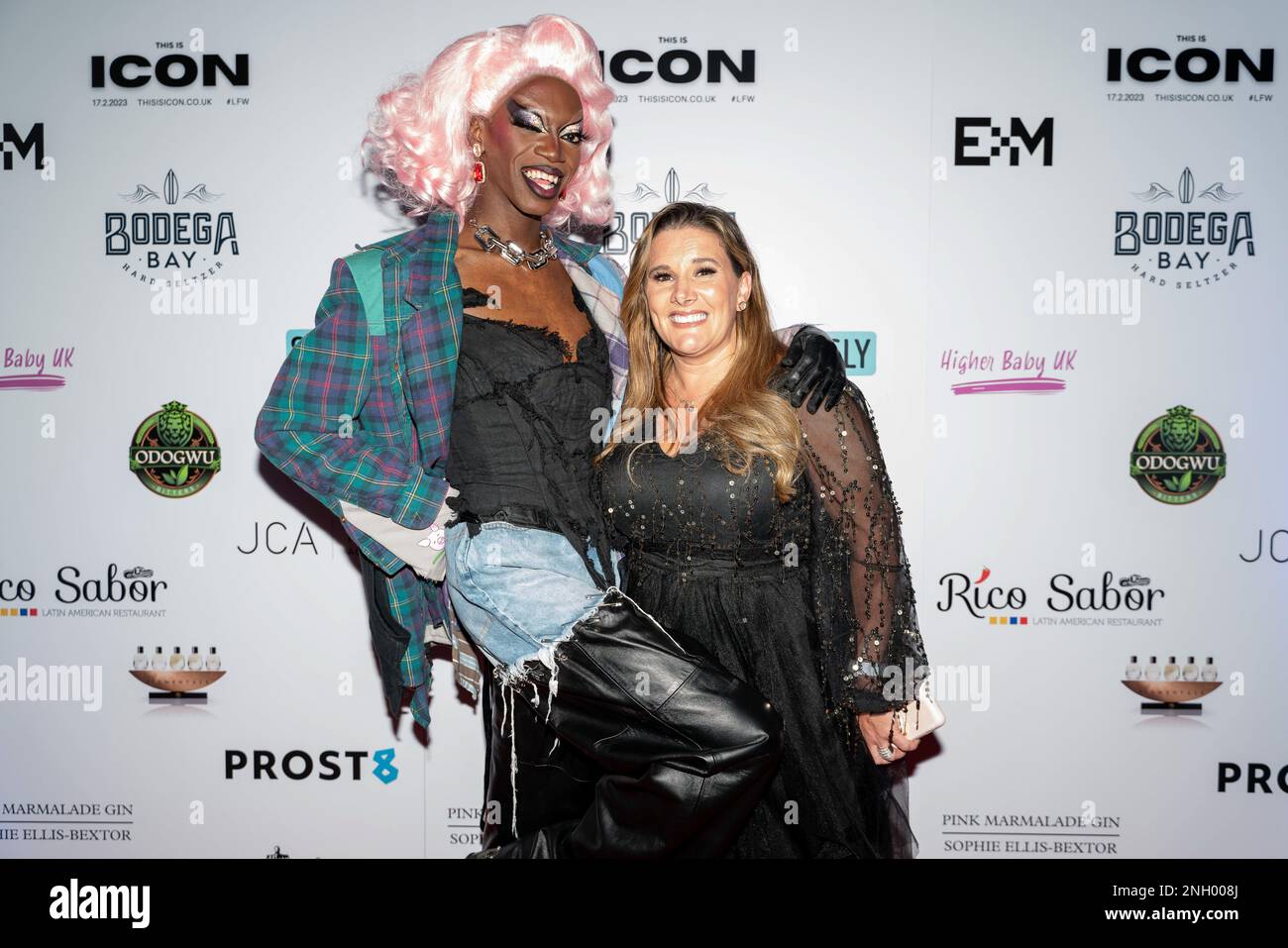 London, Großbritannien. 17. Februar 2023. (L-R) Drag Artist Black Pepper posiert mit Singer Sam Bailey bei den Awards. The Icon Awards im Rahmen der London Fashion Week fand am 17. Februar im De Vere Grand Connaught Rooms London eine Gala mit den Promi-Preisen statt, bei der die Wohltätigkeitsorganisation Prost8organized von Buzz Talent unterstützt wurde. Kredit: SOPA Images Limited/Alamy Live News Stockfoto