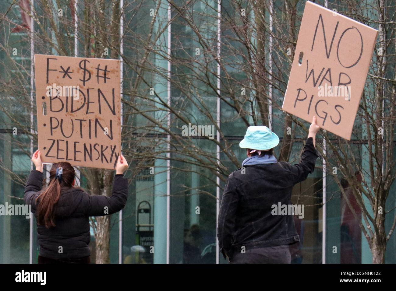 Seattle, Usa. 19. Februar 2023. Demonstranten halten während einer Demonstration gegen die US-Außenpolitik in Seattle Plakate. Mehrere Dutzend Demonstranten haben sich gegen kaltes und regnerisches Wetter gewehrt, um sich in einer Vielzahl von Fragen gegen die Opposition auszusprechen, darunter die Unterstützung der USA für die Ukraine und die Inhaftierung des Wikileaks-Gründers Julian Assange. Der Protest fand im Seattle Center statt, einem öffentlichen Park in Seattle, und war Teil einer landesweiten Demonstrationsreihe namens Zorn gegen die Kriegsmaschine. Kredit: SOPA Images Limited/Alamy Live News Stockfoto