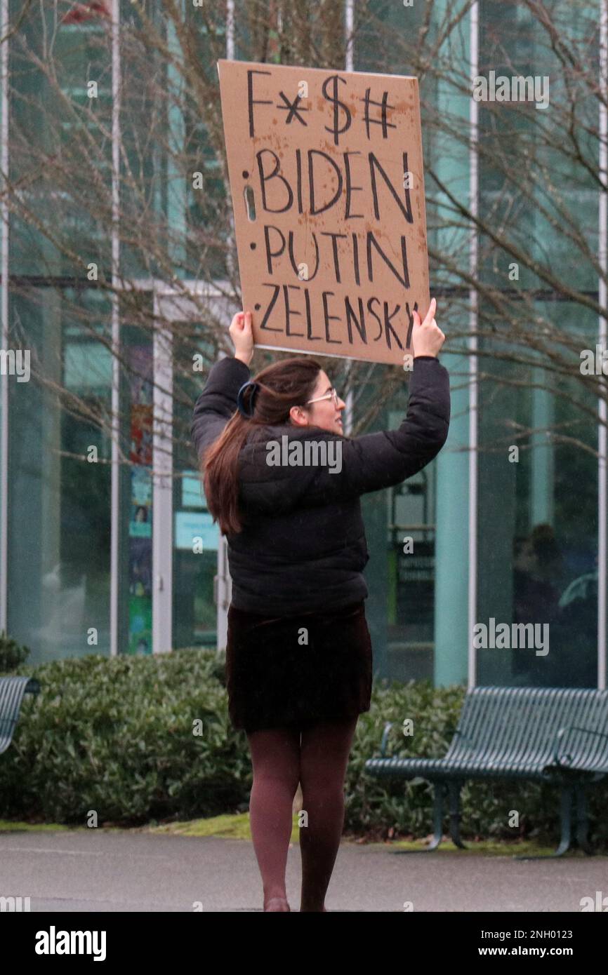 Seattle, Usa. 19. Februar 2023. Eine Frau hält ein Plakat während einer Demonstration gegen die US-Außenpolitik in Seattle. Mehrere Dutzend Demonstranten haben sich gegen kaltes und regnerisches Wetter gewehrt, um sich in einer Vielzahl von Fragen gegen die Opposition auszusprechen, darunter die Unterstützung der USA für die Ukraine und die Inhaftierung des Wikileaks-Gründers Julian Assange. Der Protest fand im Seattle Center statt, einem öffentlichen Park in Seattle, und war Teil einer landesweiten Demonstrationsreihe namens Zorn gegen die Kriegsmaschine. Kredit: SOPA Images Limited/Alamy Live News Stockfoto