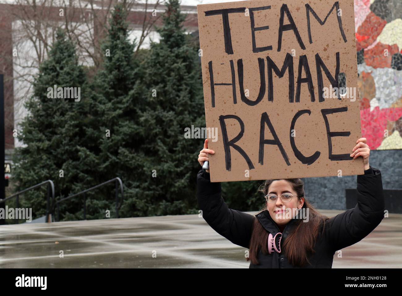 Seattle, Usa. 19. Februar 2023. Eine Frau hält ein Plakat während einer Demonstration gegen die US-Außenpolitik in Seattle. Mehrere Dutzend Demonstranten haben sich gegen kaltes und regnerisches Wetter gewehrt, um sich in einer Vielzahl von Fragen gegen die Opposition auszusprechen, darunter die Unterstützung der USA für die Ukraine und die Inhaftierung des Wikileaks-Gründers Julian Assange. Der Protest fand im Seattle Center statt, einem öffentlichen Park in Seattle, und war Teil einer landesweiten Demonstrationsreihe namens Zorn gegen die Kriegsmaschine. Kredit: SOPA Images Limited/Alamy Live News Stockfoto