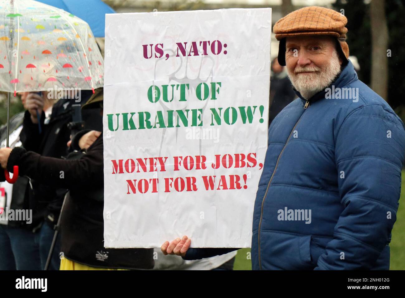 Seattle, Usa. 19. Februar 2023. Ein Mann hält ein Plakat während einer Demonstration gegen die US-Außenpolitik in Seattle. Mehrere Dutzend Demonstranten haben sich gegen kaltes und regnerisches Wetter gewehrt, um sich in einer Vielzahl von Fragen gegen die Opposition auszusprechen, darunter die Unterstützung der USA für die Ukraine und die Inhaftierung des Wikileaks-Gründers Julian Assange. Der Protest fand im Seattle Center statt, einem öffentlichen Park in Seattle, und war Teil einer landesweiten Demonstrationsreihe namens Zorn gegen die Kriegsmaschine. Kredit: SOPA Images Limited/Alamy Live News Stockfoto
