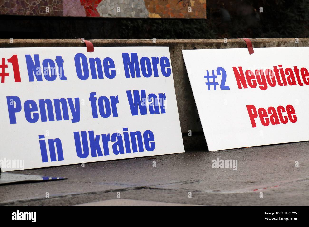 Seattle, Usa. 19. Februar 2023. Die Plakate sind während einer Demonstration gegen die Außenpolitik der Vereinigten Staaten in Seattle zu sehen. Mehrere Dutzend Demonstranten haben sich gegen kaltes und regnerisches Wetter gewehrt, um sich in einer Vielzahl von Fragen gegen die Opposition auszusprechen, darunter die Unterstützung der USA für die Ukraine und die Inhaftierung des Wikileaks-Gründers Julian Assange. Der Protest fand im Seattle Center statt, einem öffentlichen Park in Seattle, und war Teil einer landesweiten Demonstrationsreihe namens Zorn gegen die Kriegsmaschine. Kredit: SOPA Images Limited/Alamy Live News Stockfoto