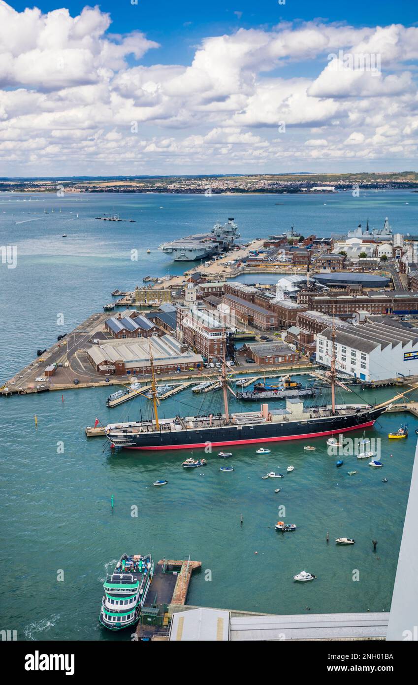 Blick aus der Vogelperspektive auf Portsmouth Historic Dockyard mit HMS Warrior und Marinestützpunkt im Hintergrund, Hampshire, Südostengland Stockfoto