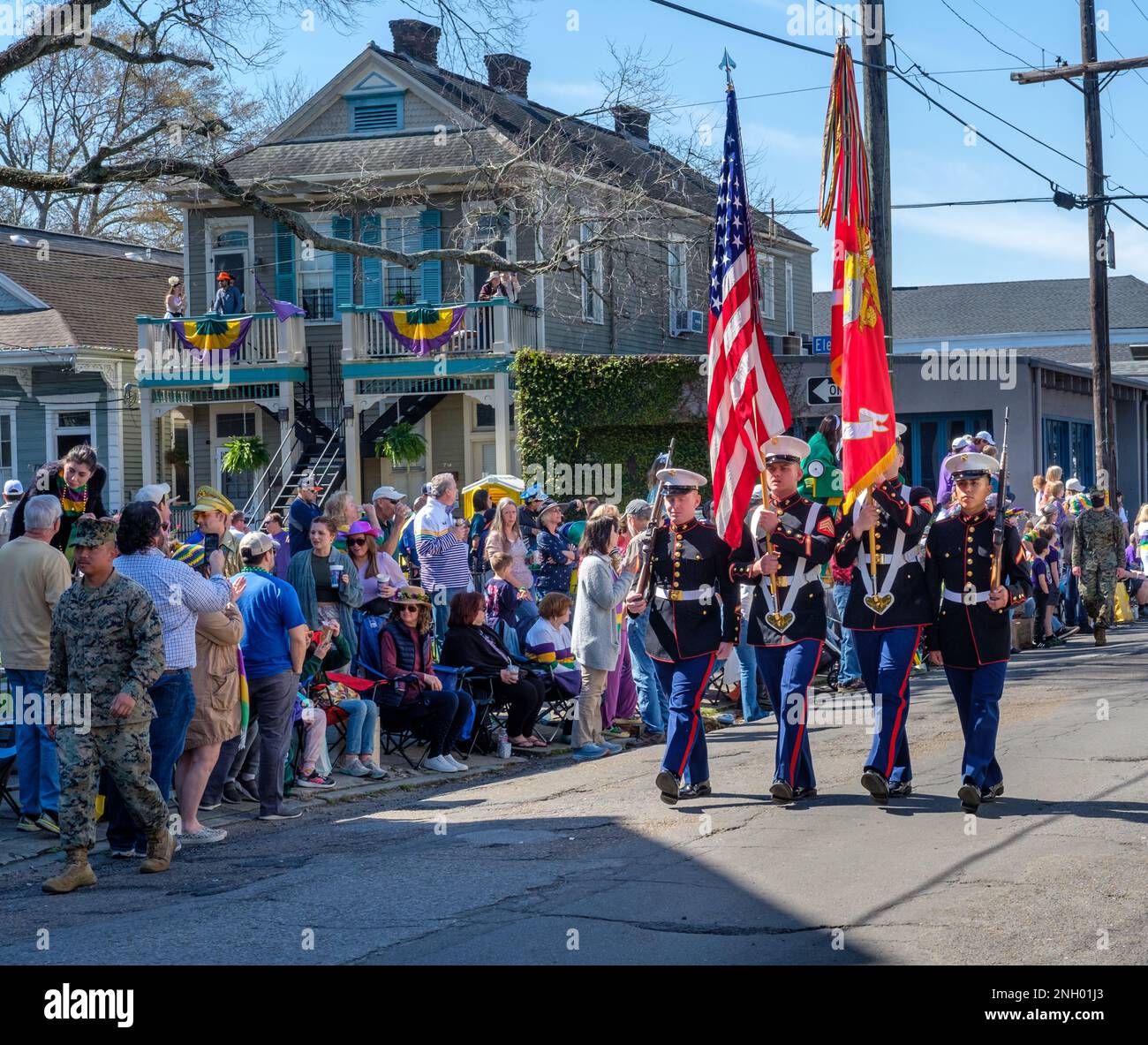 NEW ORLEANS, LA, USA - 19. FEBRUAR 2023: Marine Color Guard führt während des Karnevals die Krewe of Thoth Parade entlang der Magazine Street Stockfoto