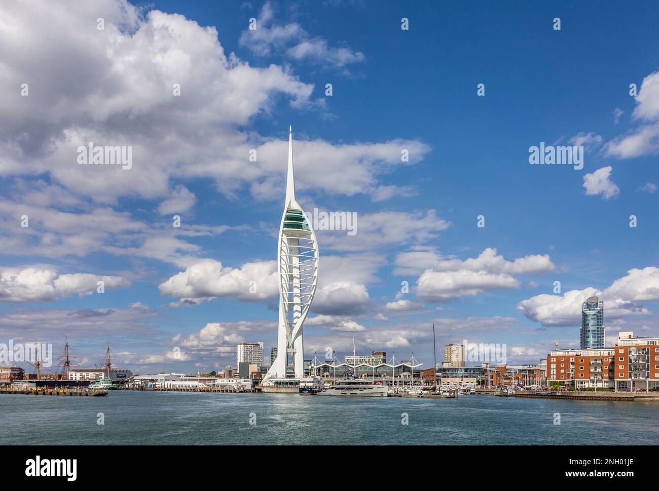 Portsmouth Hafen Ufer mit Wahrzeichen 170 m Spinnaker Tower, Hampshire, Südostengland Stockfoto