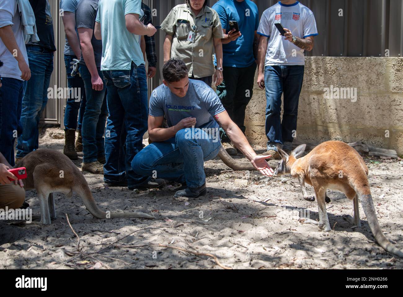 BIBRA LAKE, Australien (2. Dezember 2022) - Seeleute des Virginia-Klasse-Schnellangriff-U-Boots USS Mississippi (SSN 782) melden sich freiwillig bei einer Community Outreach-Veranstaltung in einem Wildlife Rehabilitation and Rescue Center in Bibra Lake, Australien, 2. Dezember. Mississippi besucht die Royal Australian Navy HMAS Stirling Naval Base in Australien, um die Interoperabilität und Kommunikation zu verbessern und die Beziehungen zwischen gleichgesinnten Nationen zu stärken. Stockfoto